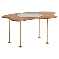 Table basse en bois de cerisier + plateau en verre avec pieds en laiton, milieu du 20ème siècle