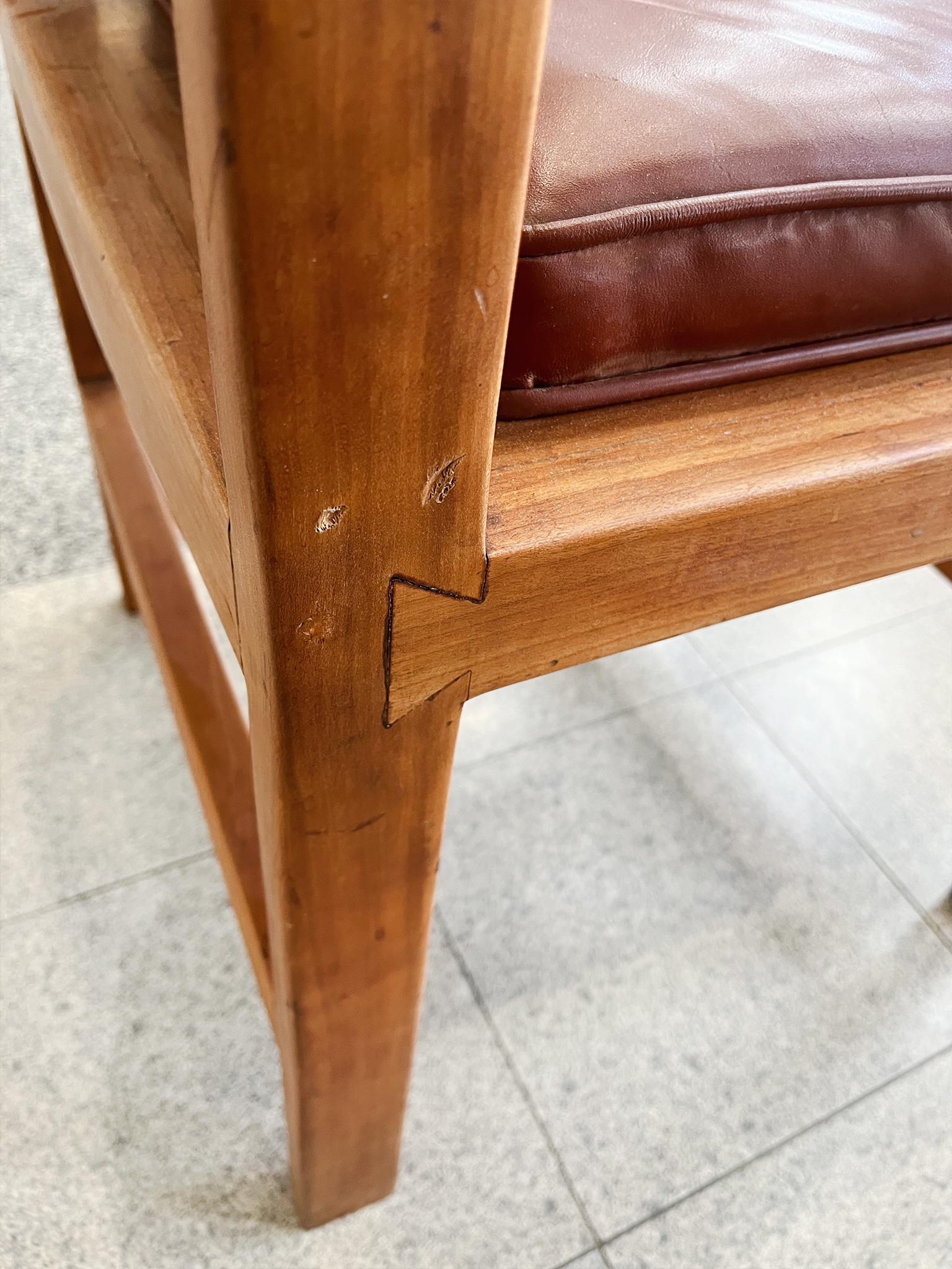 Paire de fauteuils de bibliothèque en merisier dans le style de Frank Lloyd Wright en vente 3