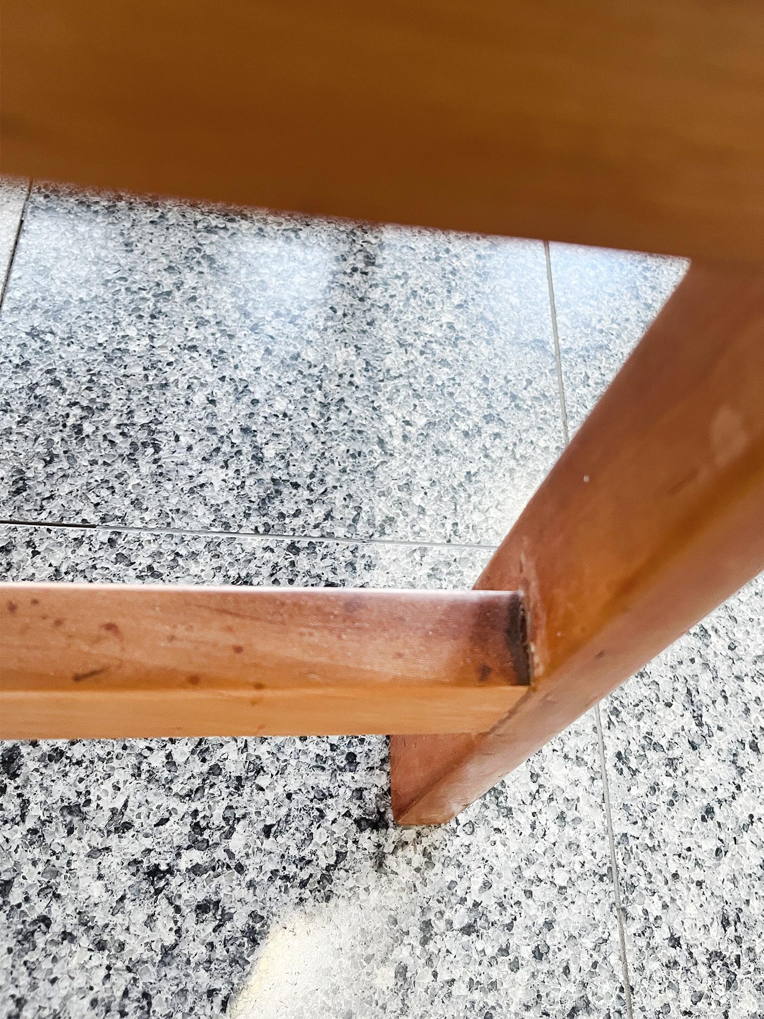 Paire de fauteuils de bibliothèque en merisier dans le style de Frank Lloyd Wright en vente 5