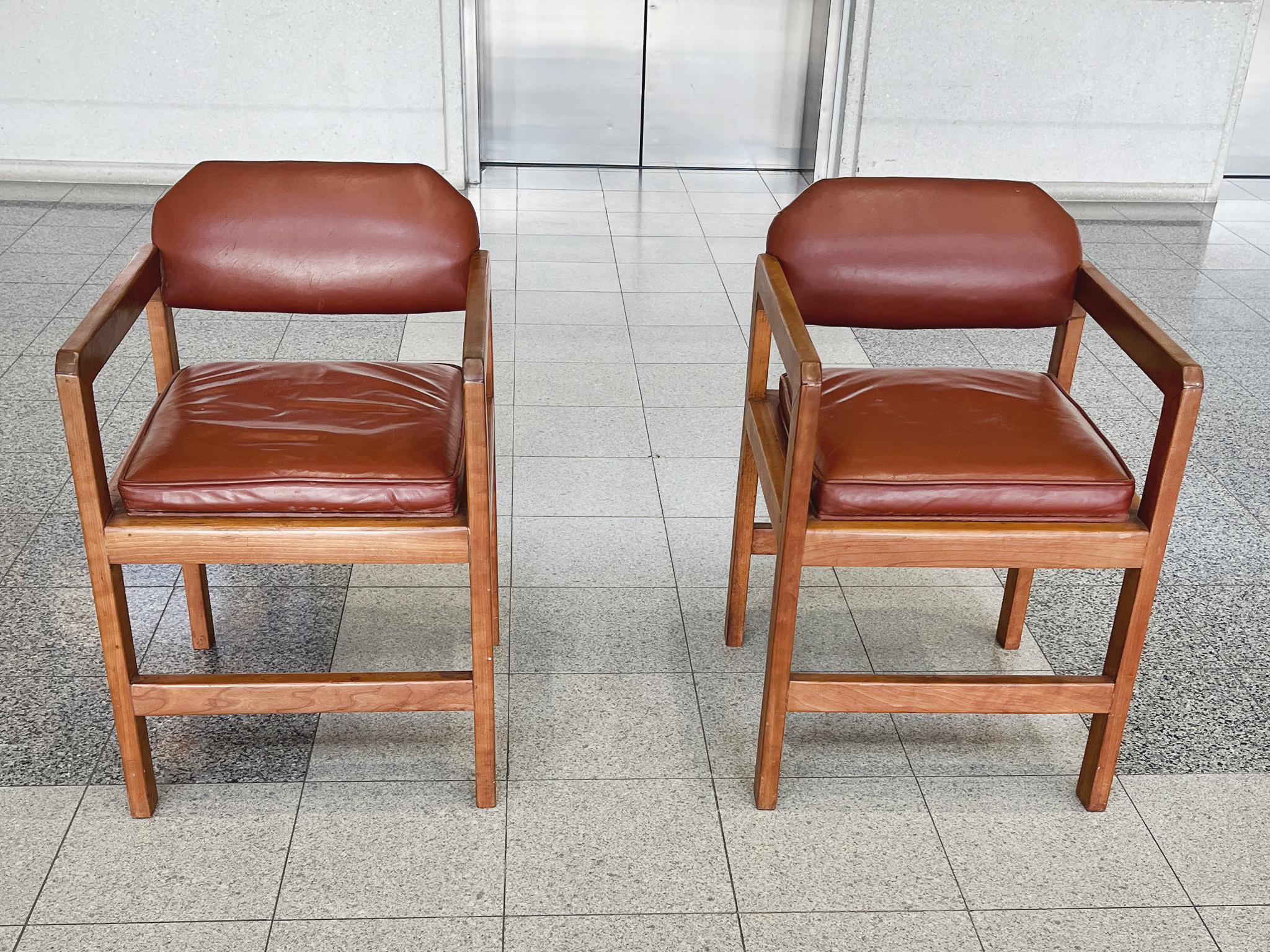 Américain Paire de fauteuils de bibliothèque en merisier dans le style de Frank Lloyd Wright en vente