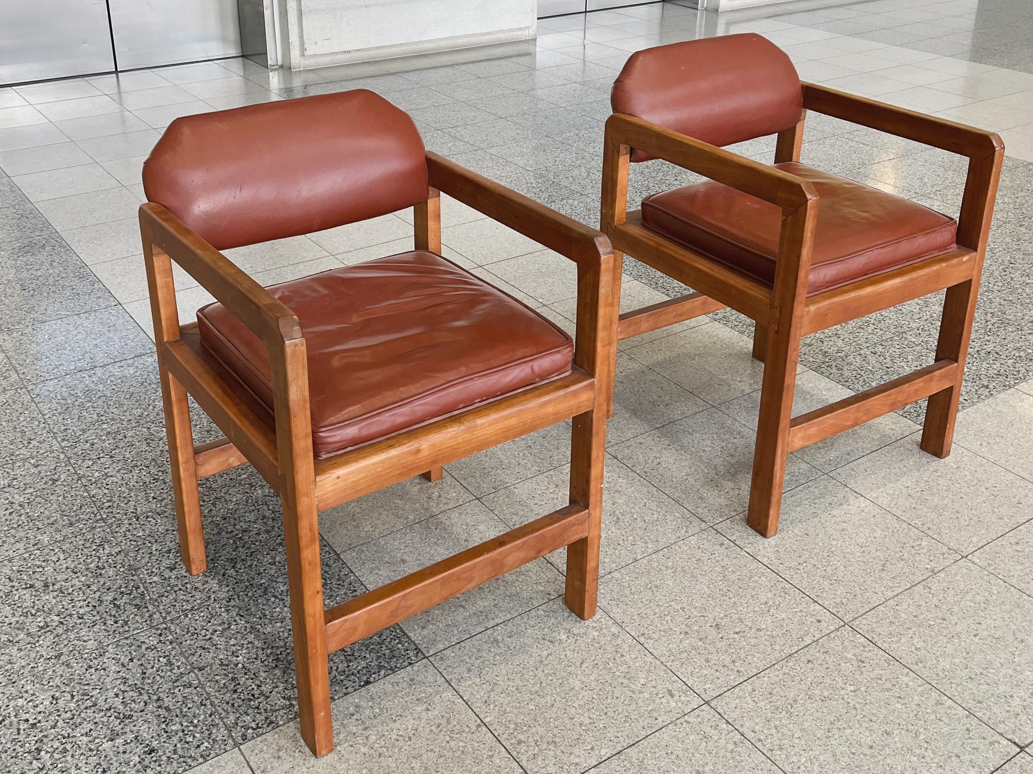 Paire de fauteuils de bibliothèque en merisier dans le style de Frank Lloyd Wright Bon état - En vente à New York, NY