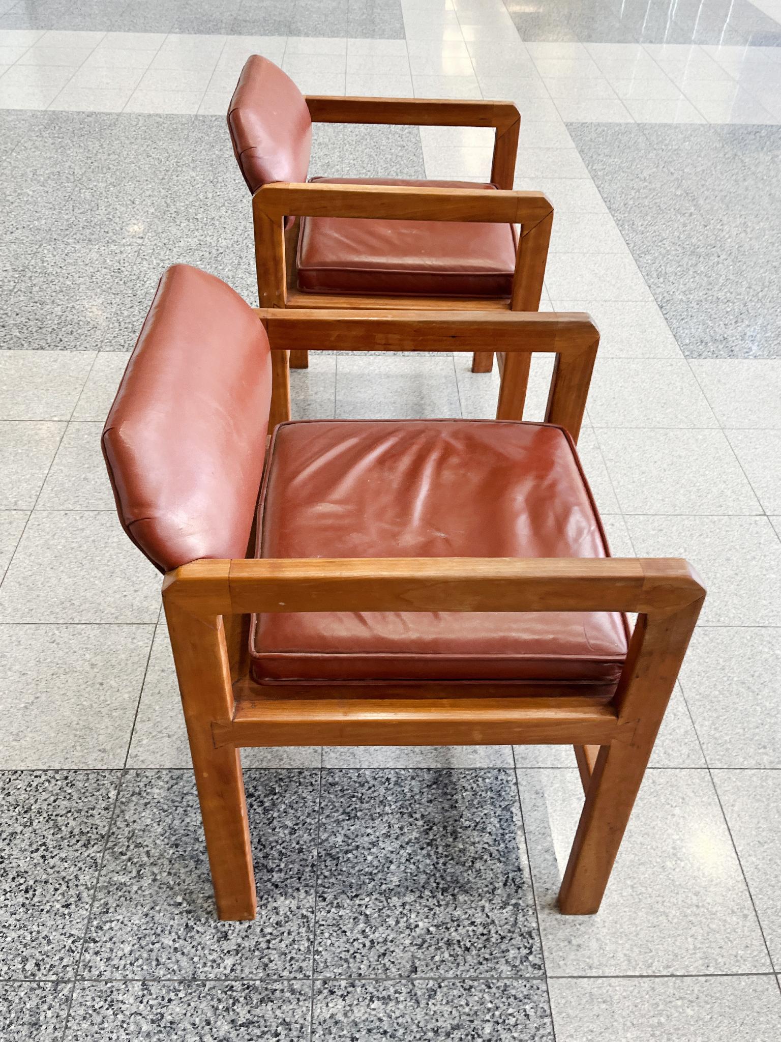 20ième siècle Paire de fauteuils de bibliothèque en merisier dans le style de Frank Lloyd Wright en vente