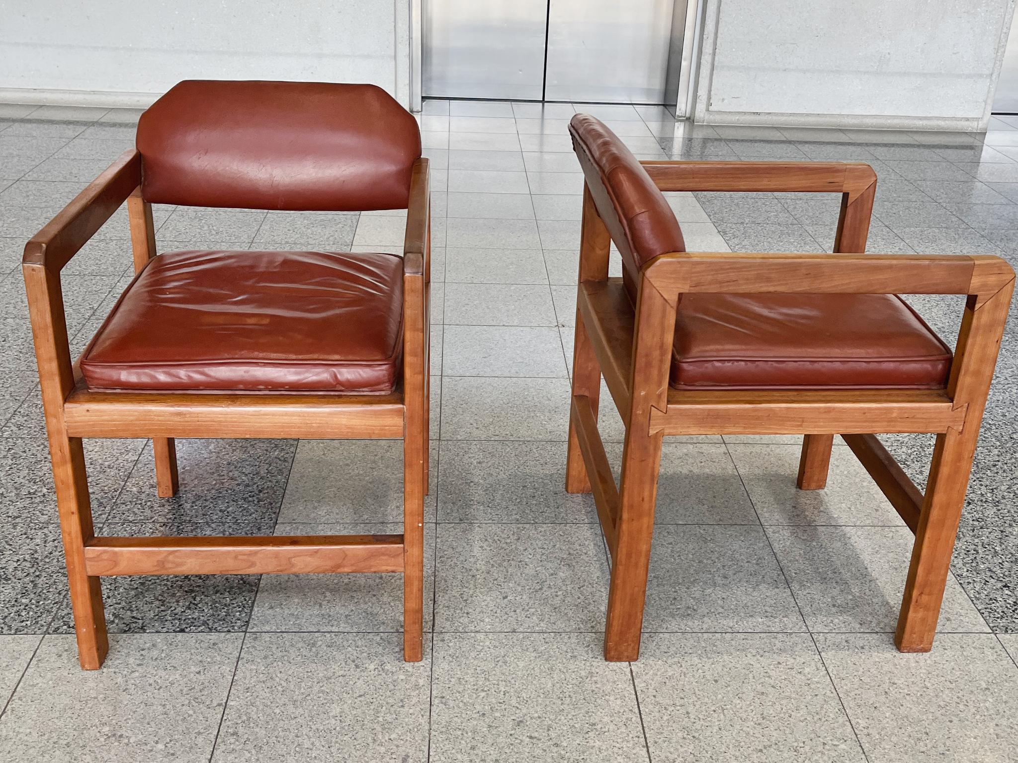 Imitation cuir Paire de fauteuils de bibliothèque en merisier dans le style de Frank Lloyd Wright en vente