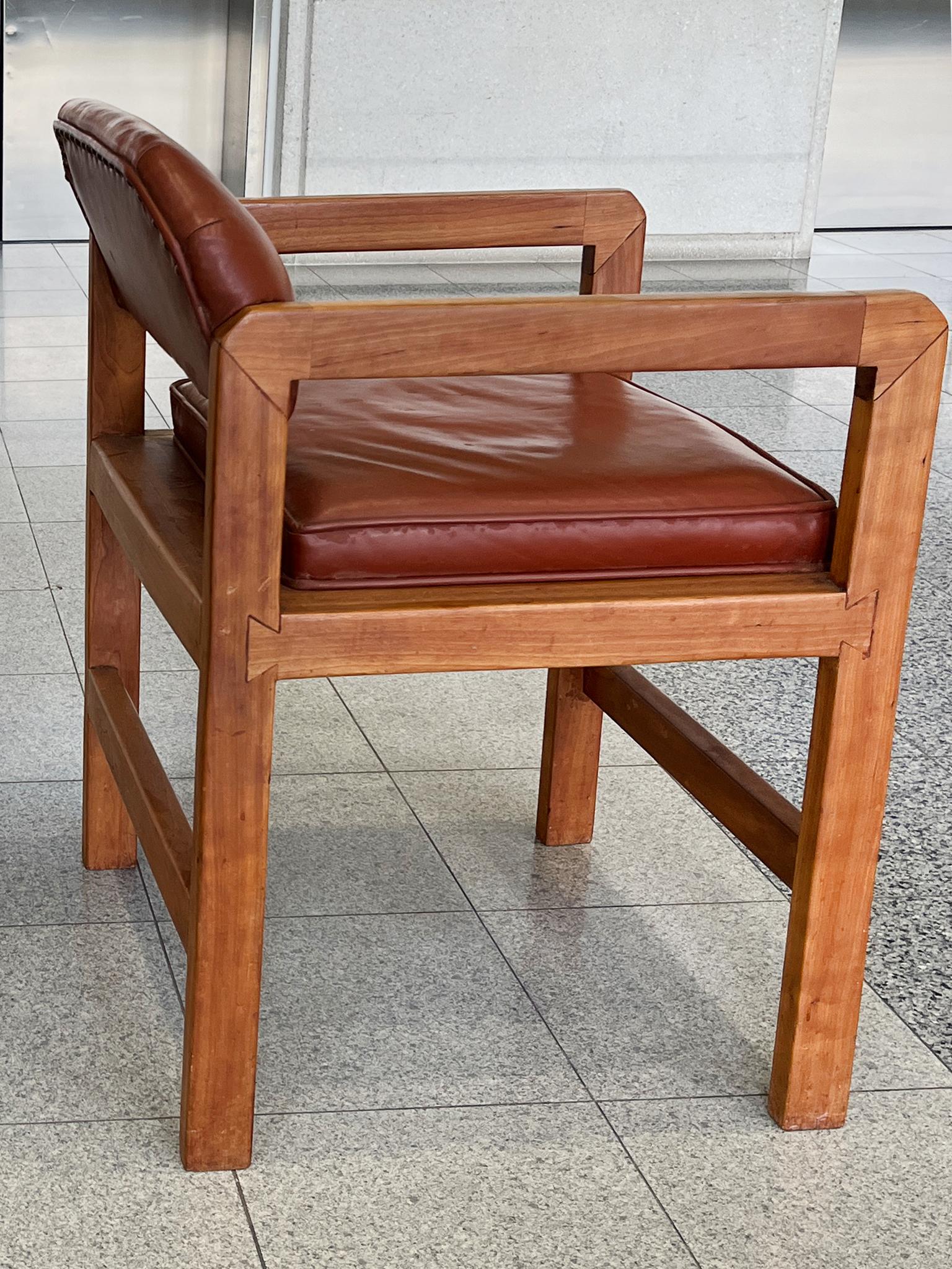 Paire de fauteuils de bibliothèque en merisier dans le style de Frank Lloyd Wright en vente 1