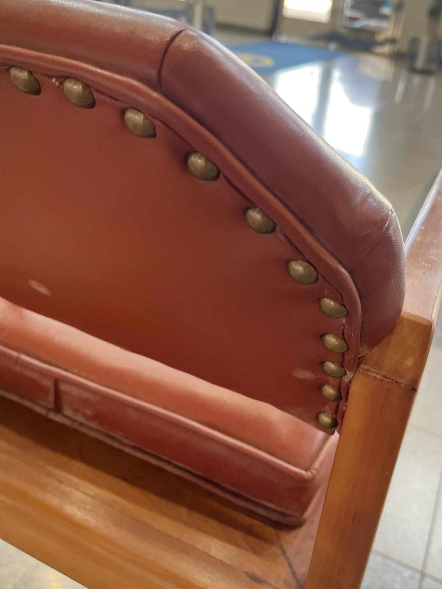 Paire de fauteuils de bibliothèque en merisier dans le style de Frank Lloyd Wright en vente 2