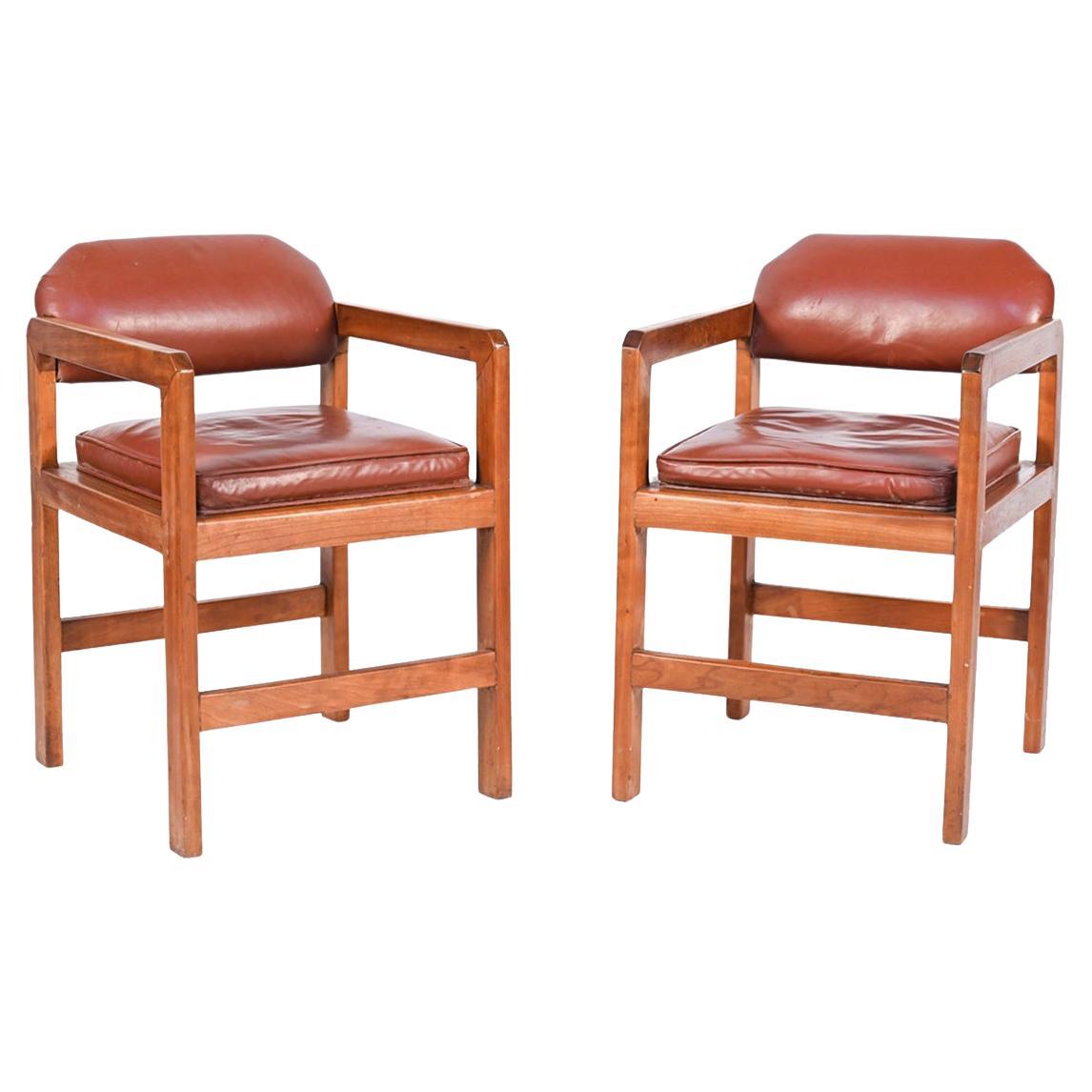 Paire de fauteuils de bibliothèque en merisier dans le style de Frank Lloyd Wright en vente