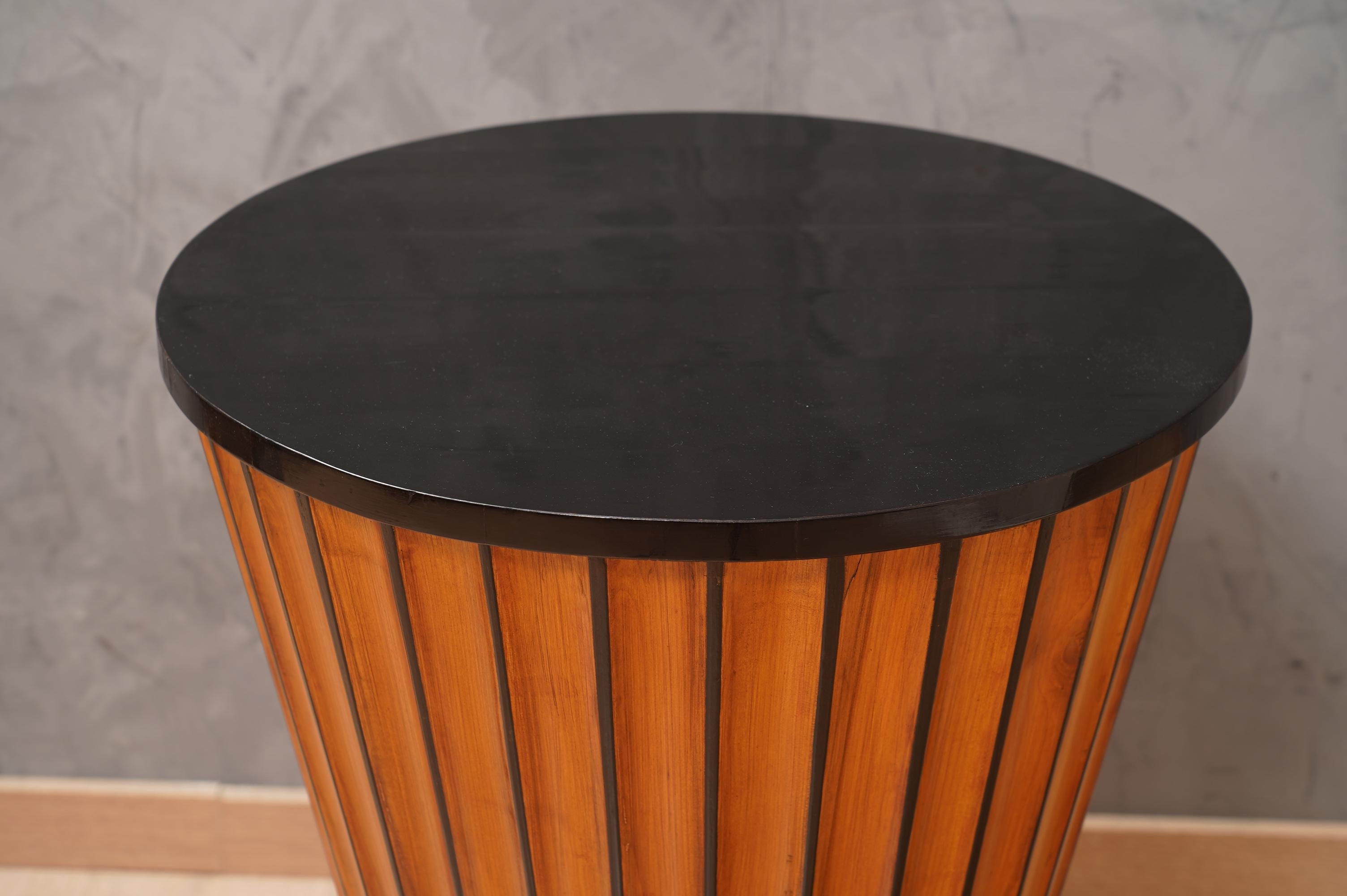 Cherry Wood Round Mid-Century Italian Side Table, 1950 In Good Condition For Sale In Rome, IT