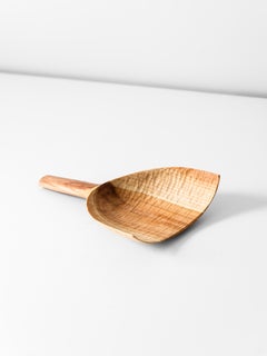 Cuillère sculpturale en bois de cerisier, fabriquée à la main en France, unique en son genre.