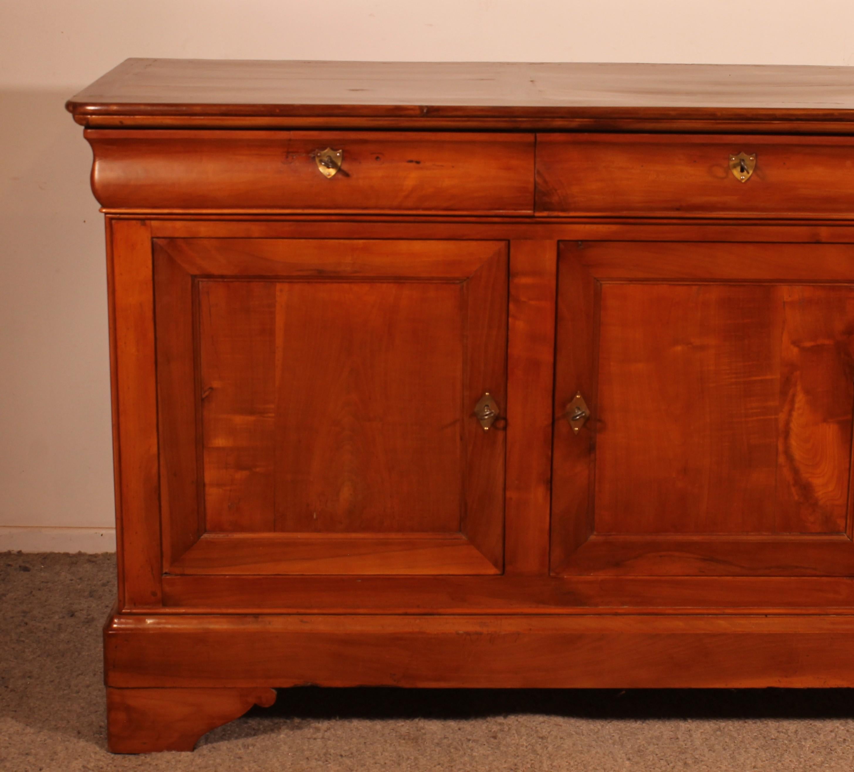 superb 3-door sideboard / buffet in cherry wood from the 19th century -from France
Very beautiful model called doucine which has all its keys which work
Very beautiful top with a beautiful patina
Superb patina and in perfect condition