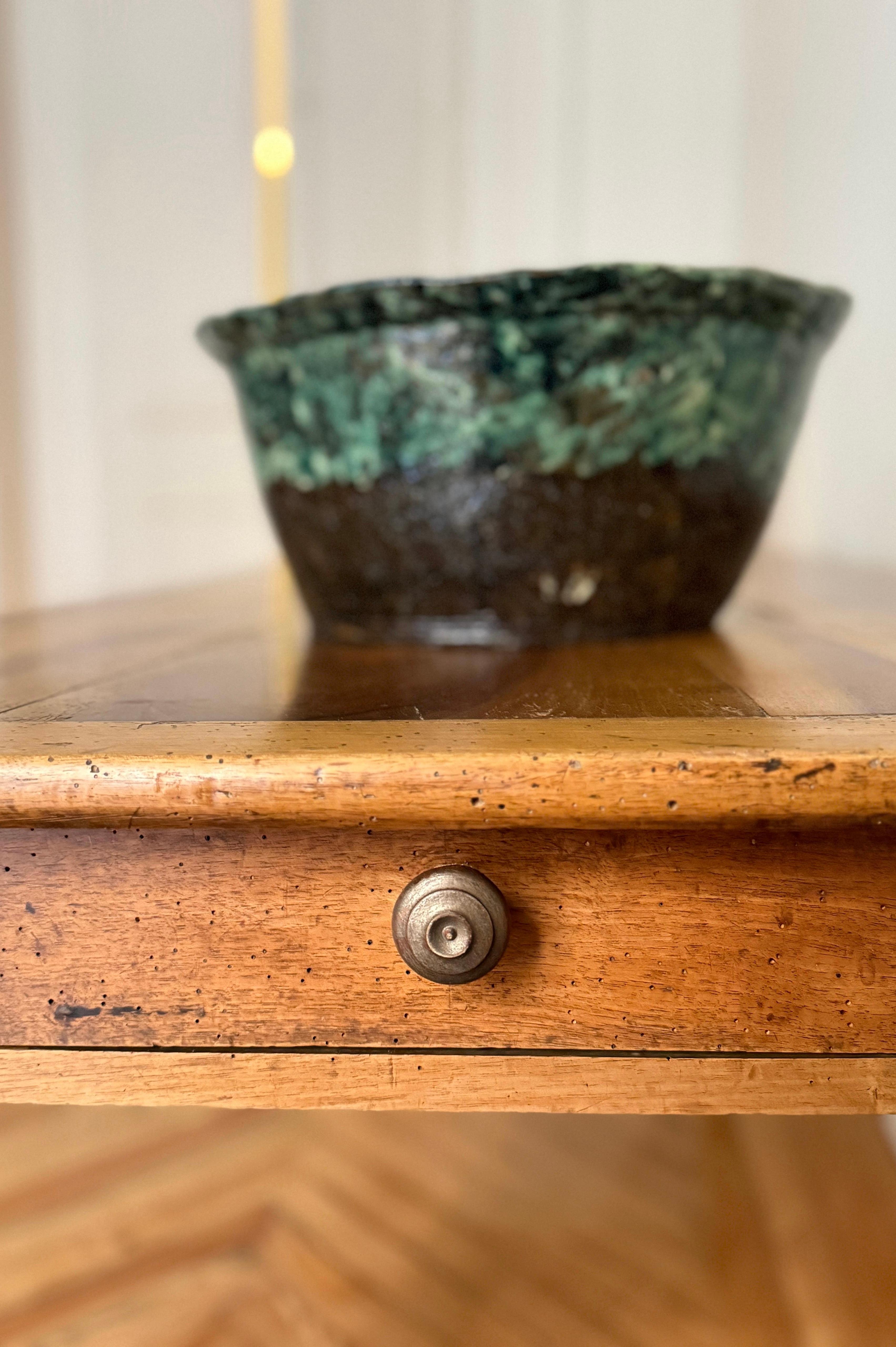 Mesa Ferme de madera de cerezo. 1 cajón en el frente y 1 cajón en el lateral. Francia, siglo XIX.

Longitud: 188 cm
Anchura: 81 cm
Altura: 73 cm