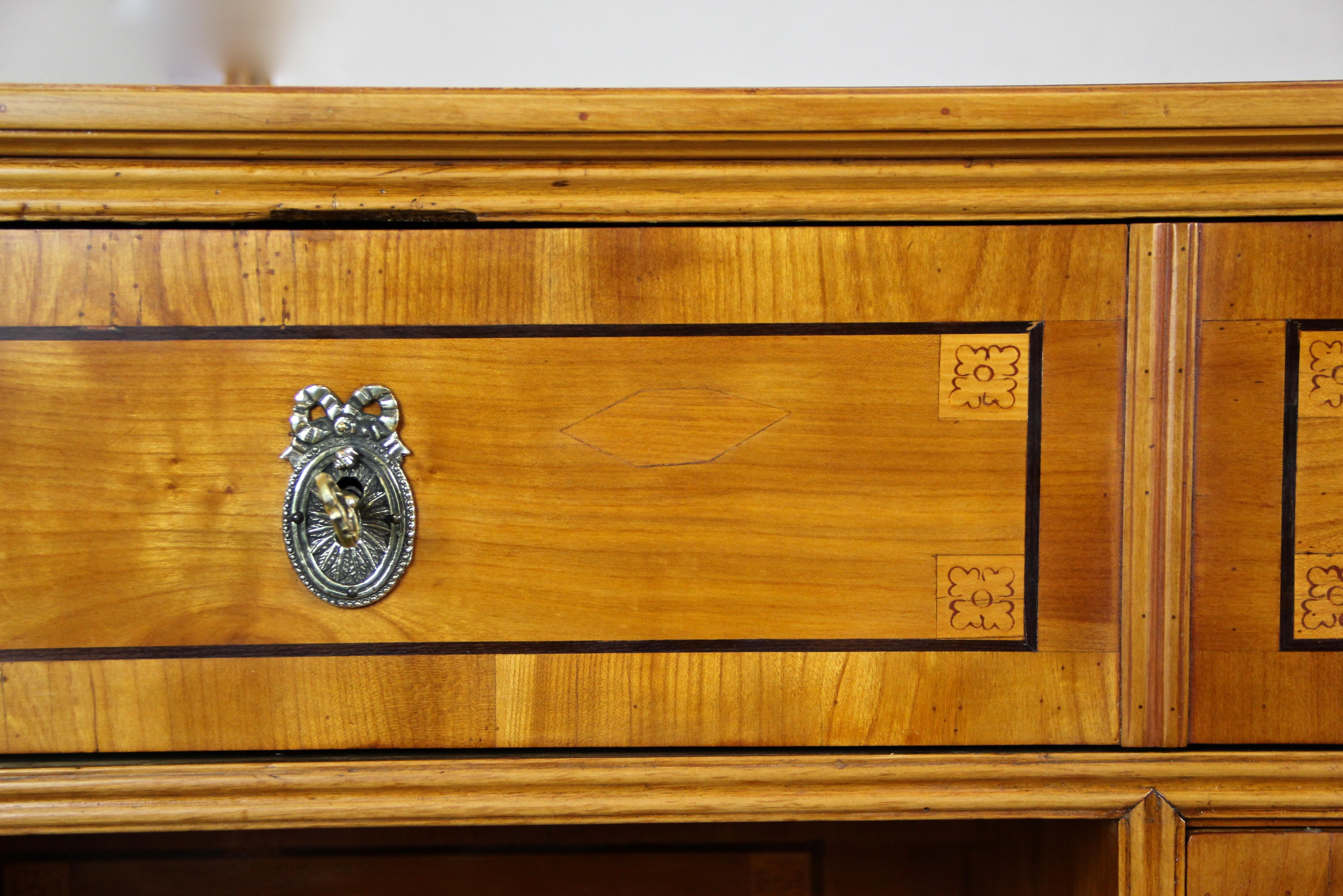 Cherry Wood Writing Desk with Kneehole Late 18th Century, Austria, circa 1790 For Sale 3