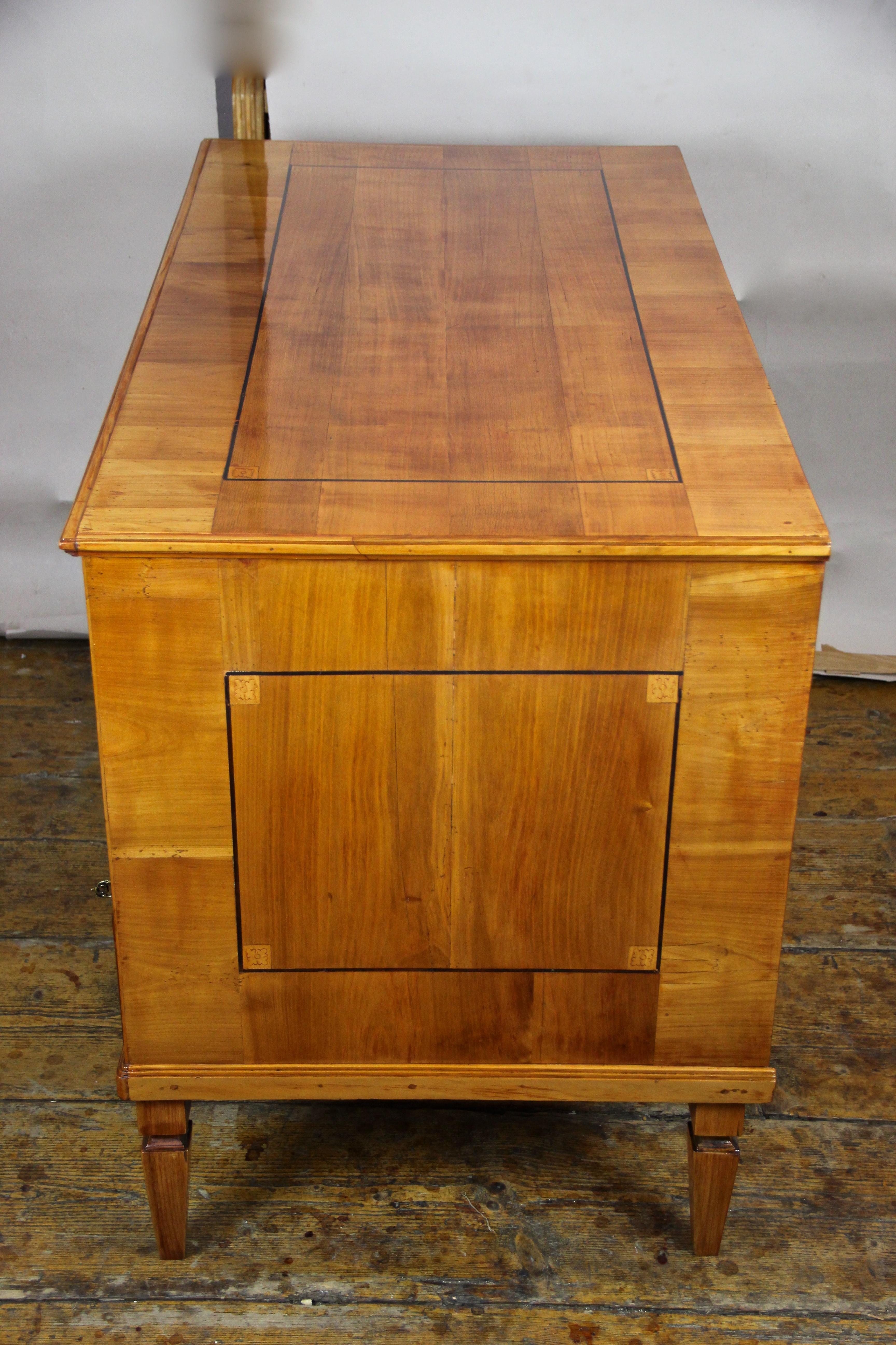 Cherry Wood Writing Desk with Kneehole Late 18th Century, Austria, circa 1790 For Sale 9