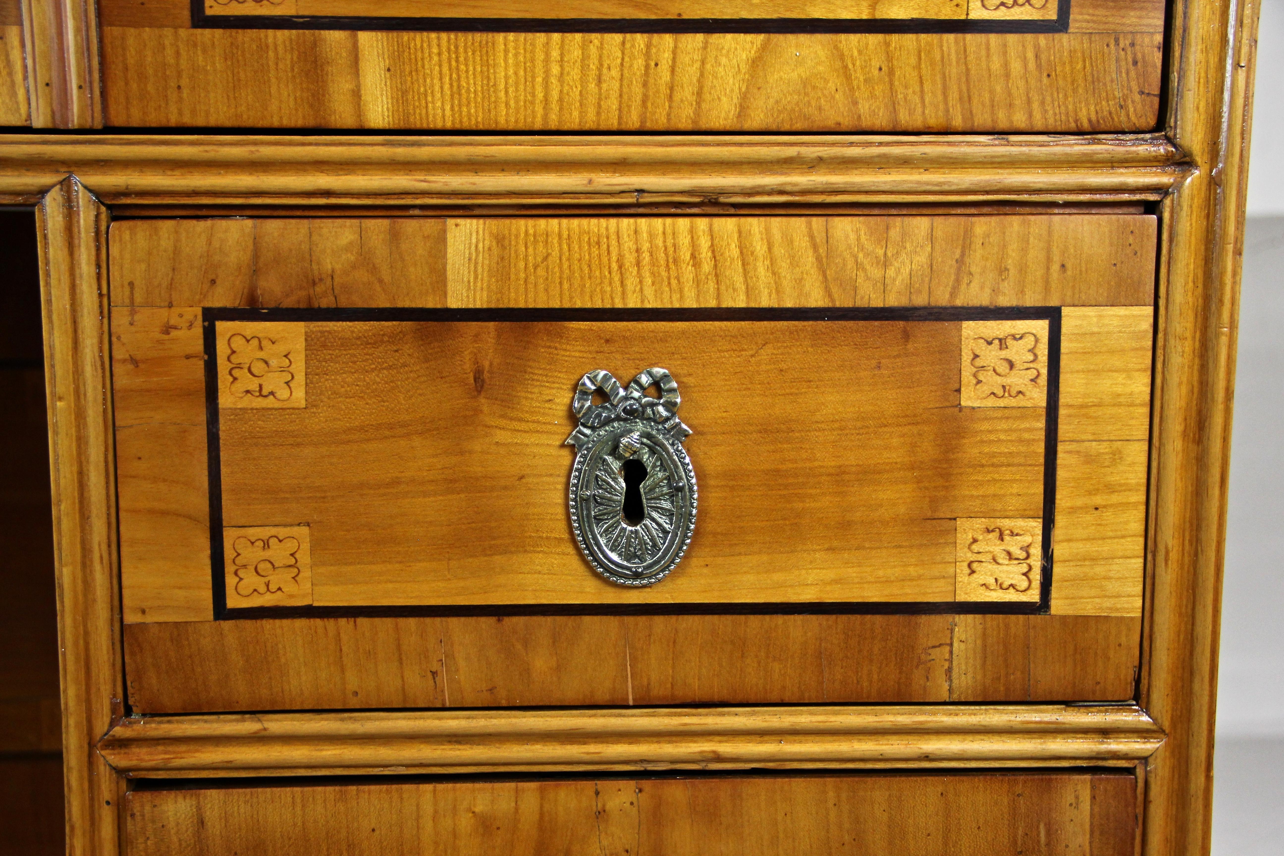 Cherry Wood Writing Desk with Kneehole Late 18th Century, Austria, circa 1790 In Good Condition For Sale In Lichtenberg, AT