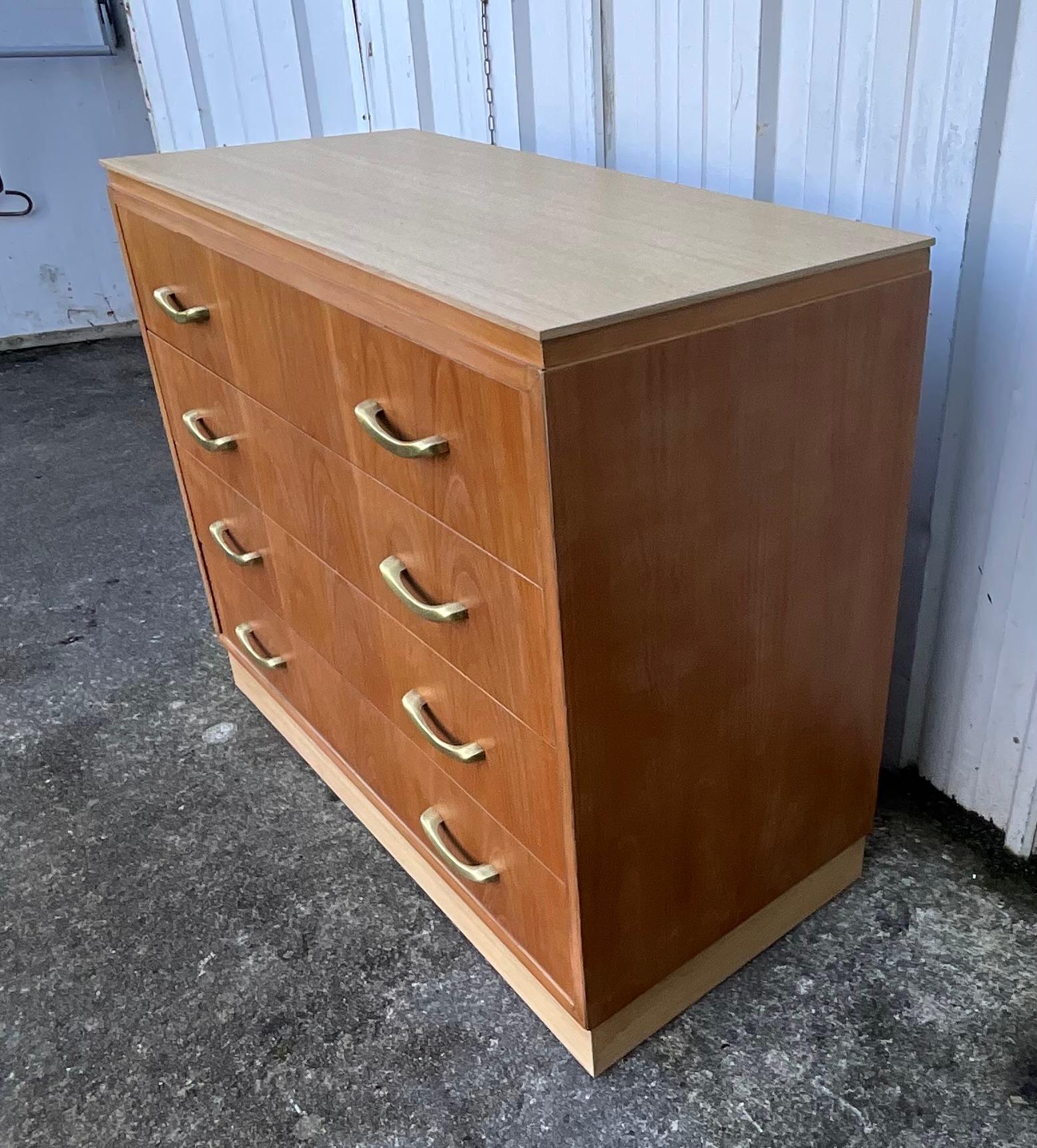 Francese Cassettiera in ciliegio in stile Art Déco, metà del XX secolo in vendita