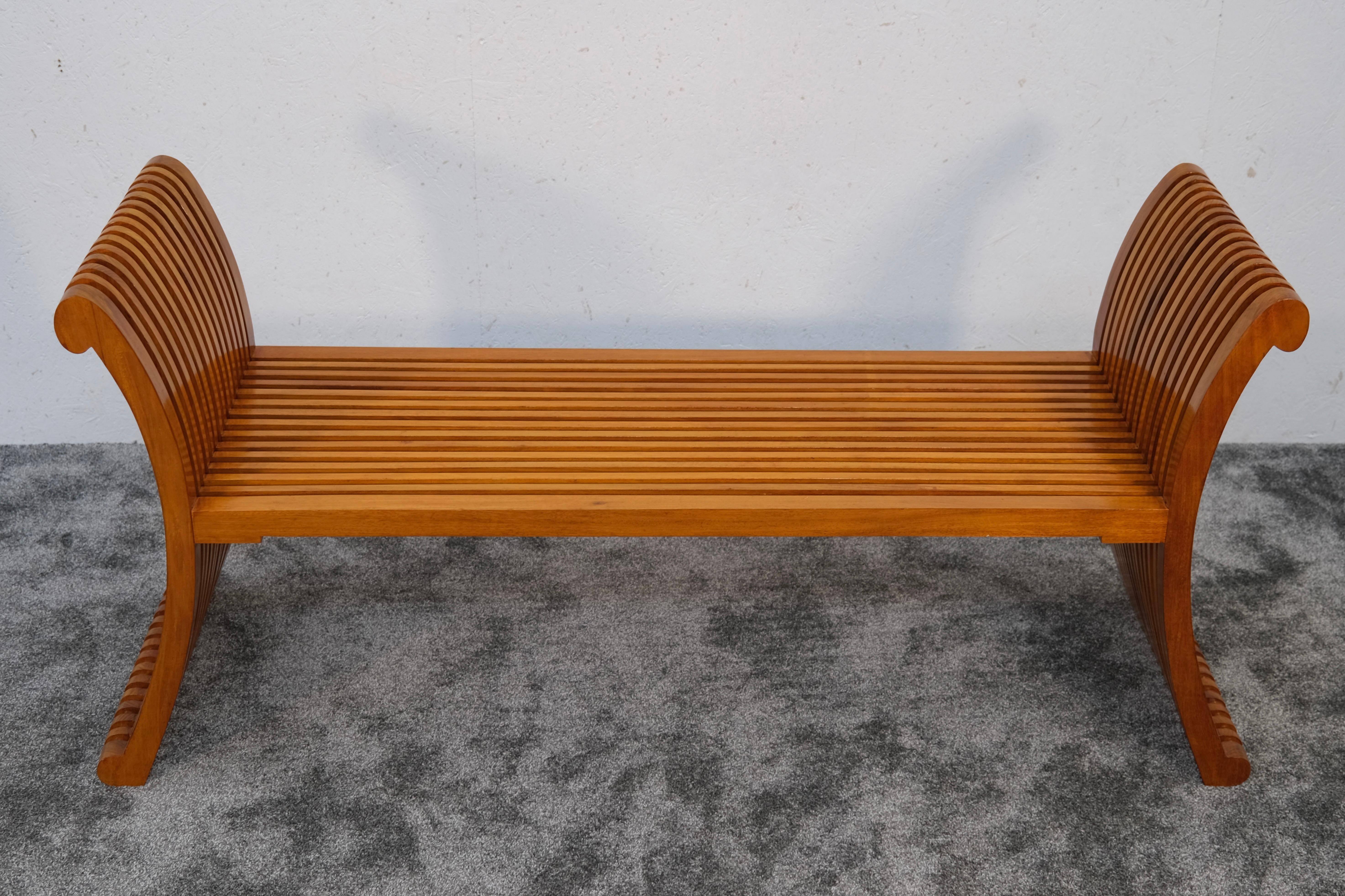 Allemand Banc en merisier des années 1990 aux lignes fluides et organiques en vente
