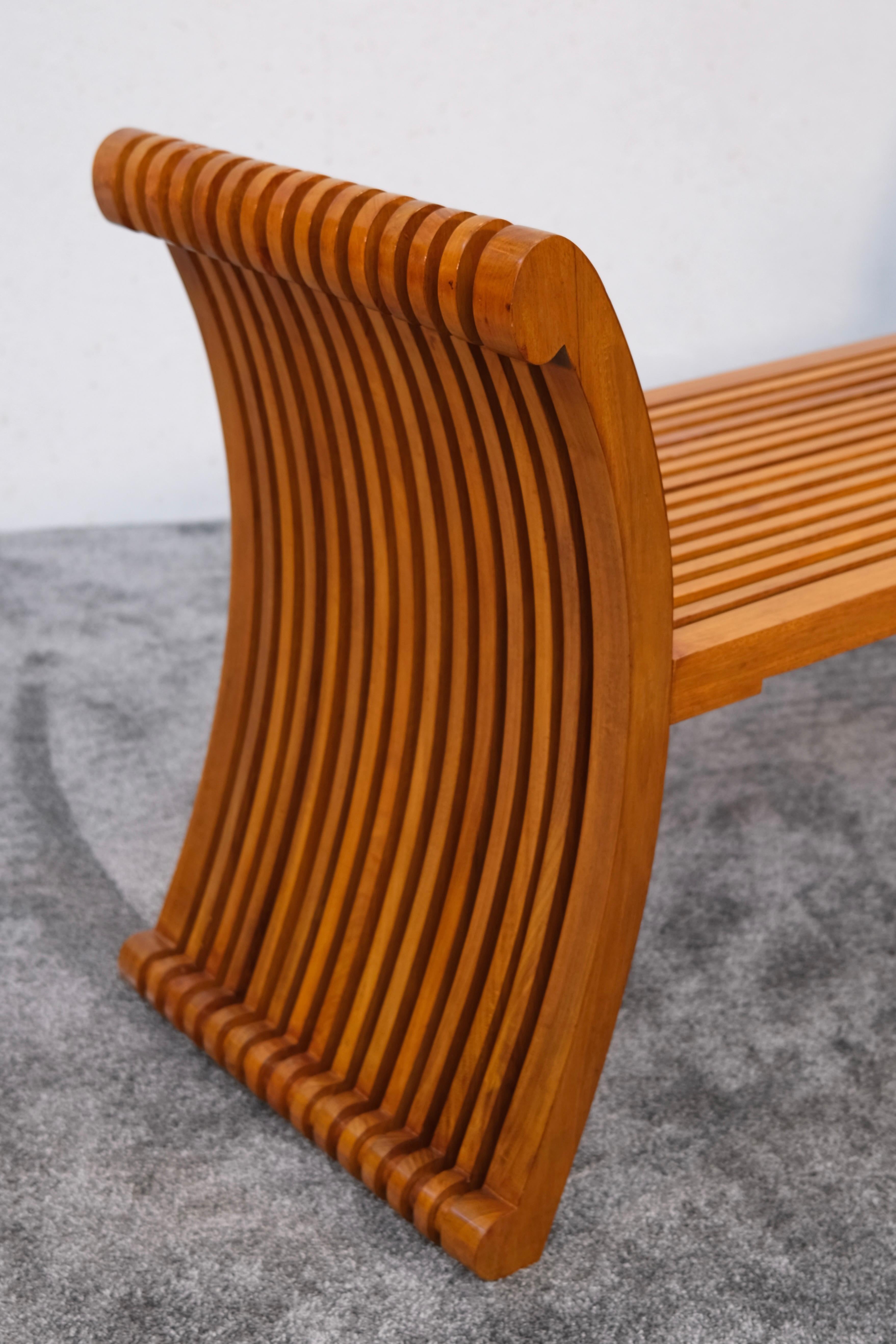 Laqué Banc en merisier des années 1990 aux lignes fluides et organiques en vente