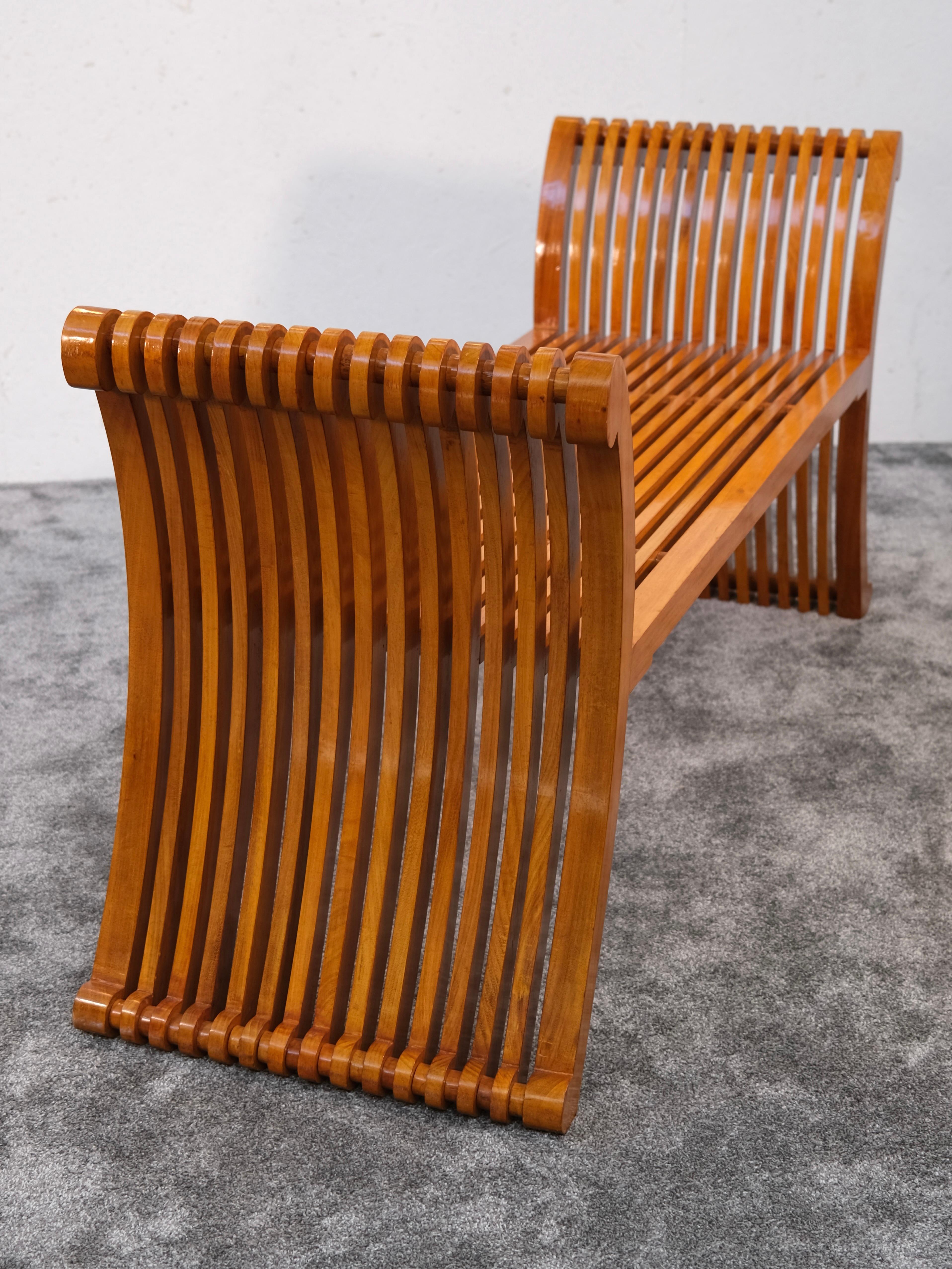 Banc en merisier des années 1990 aux lignes fluides et organiques Bon état - En vente à Ulm, DE