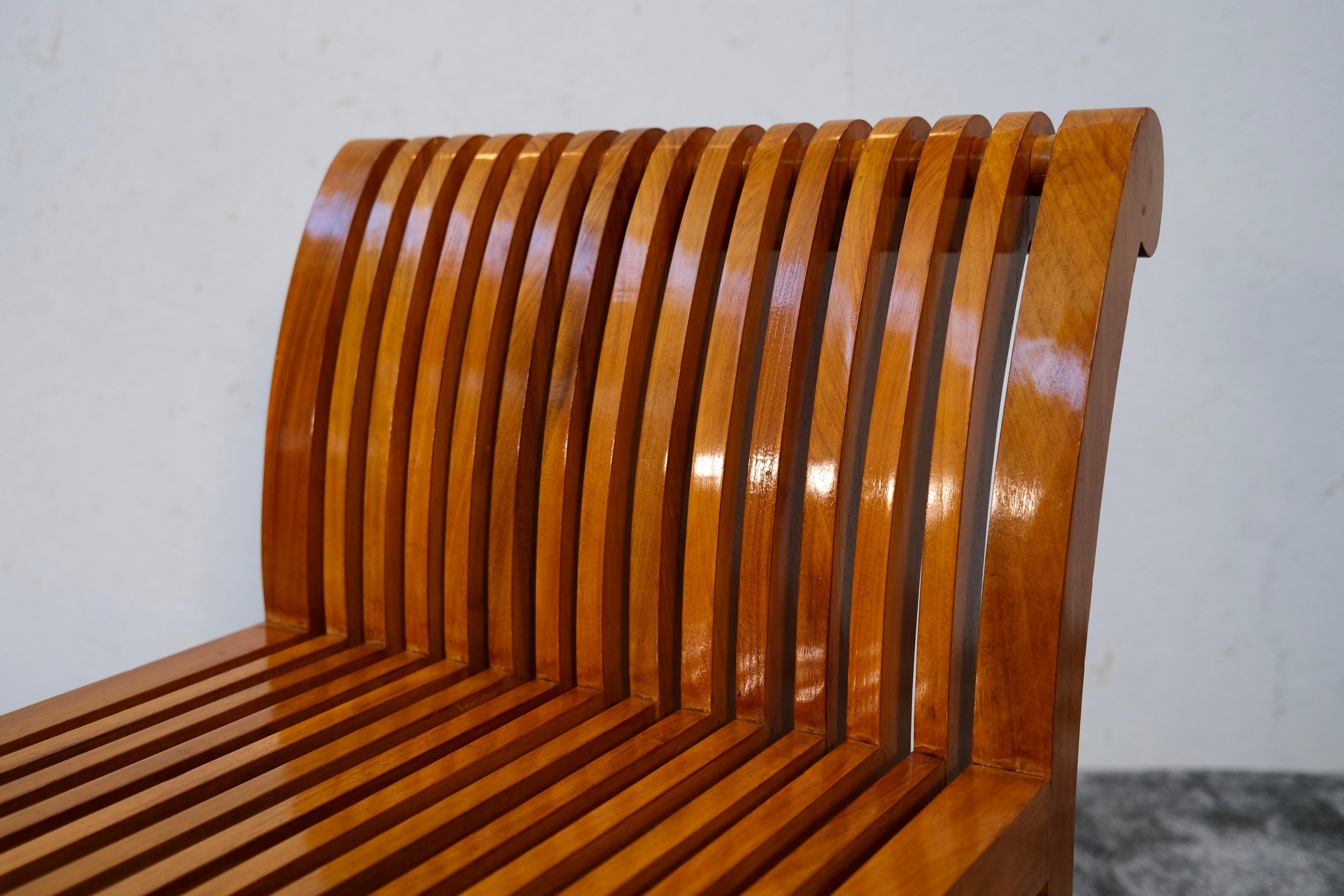 Banc en merisier des années 1990 aux lignes fluides et organiques en vente 1