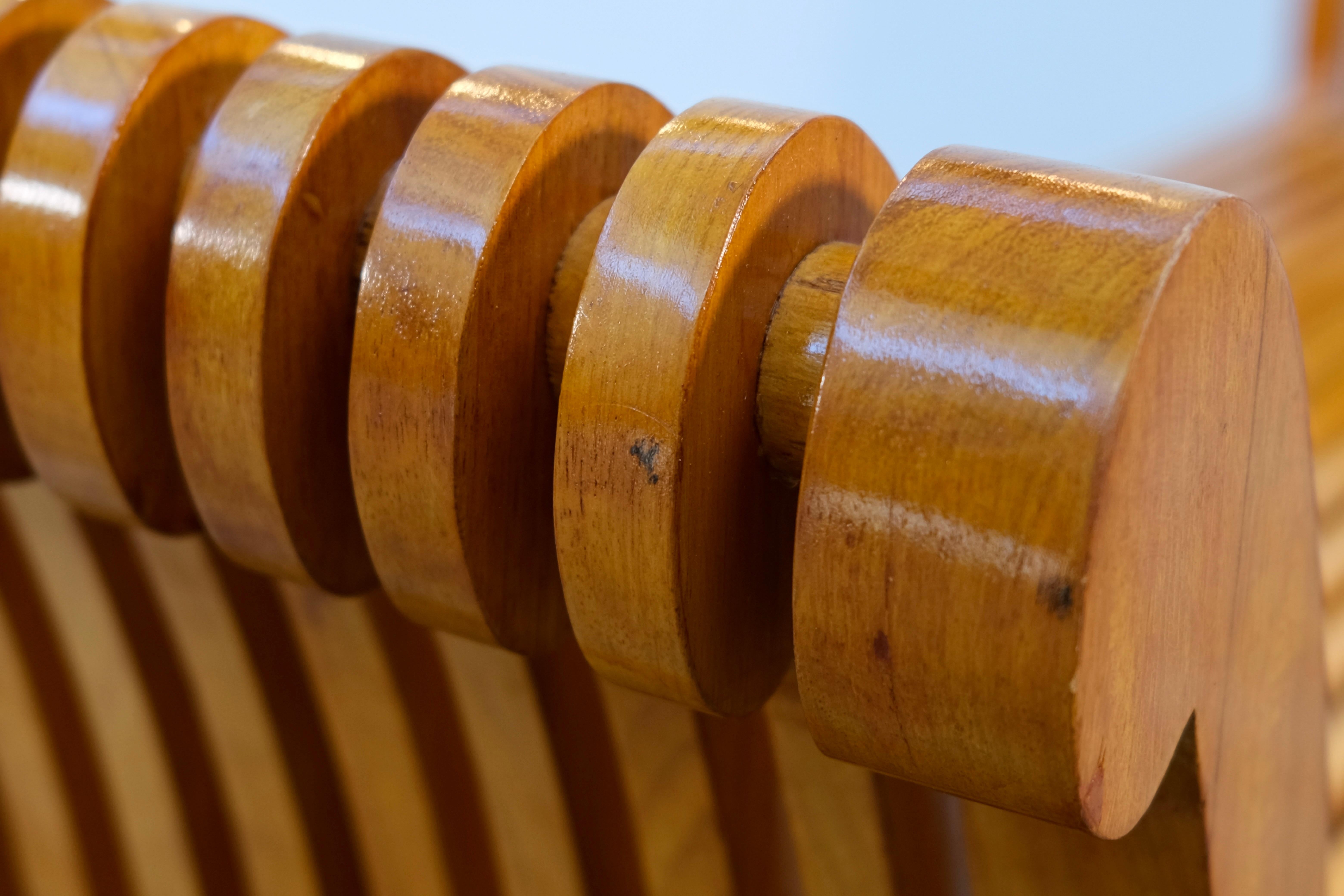 Banc en merisier des années 1990 aux lignes fluides et organiques en vente 2