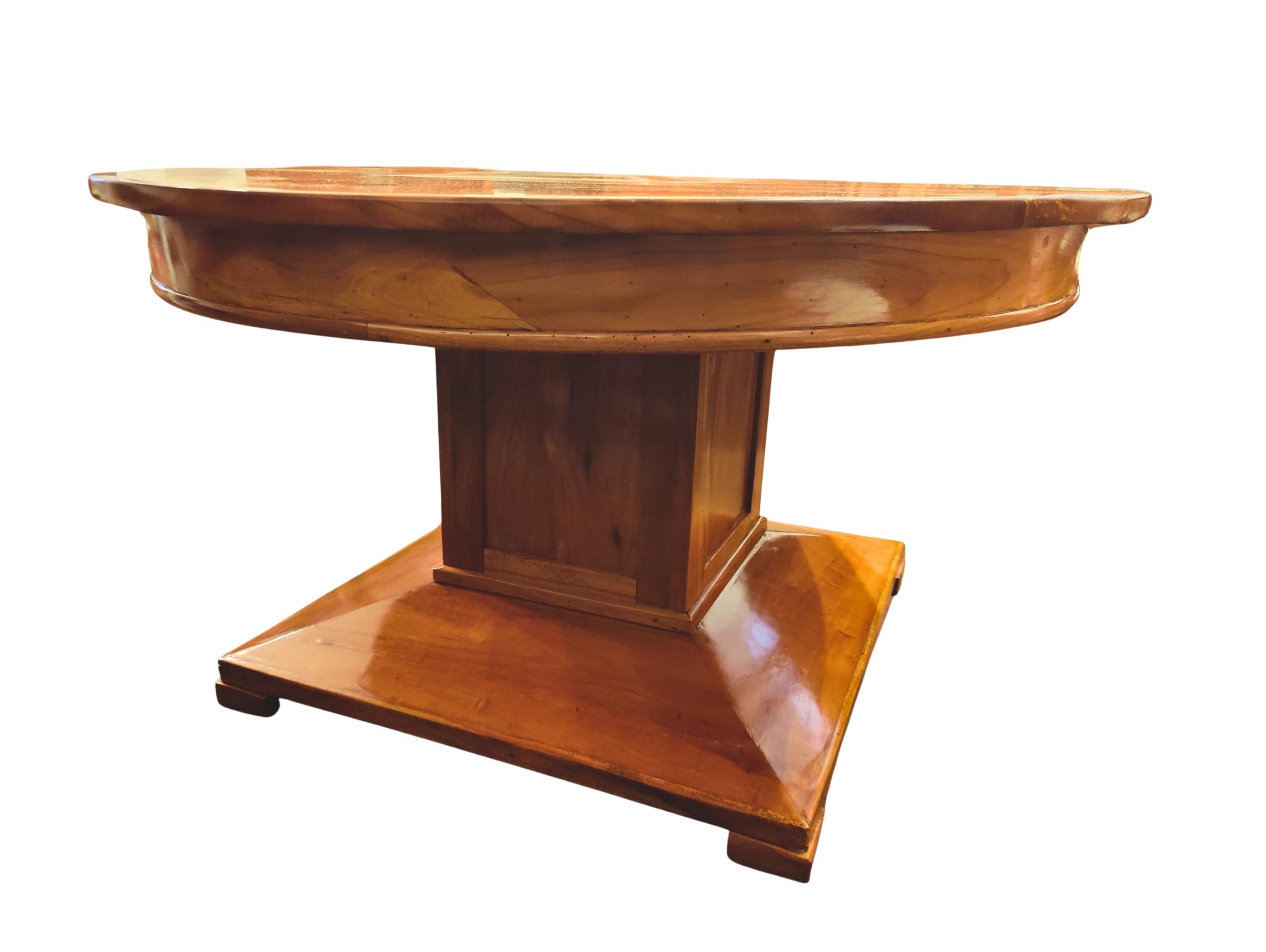 Round Biedermeier-Style Cherrywood Center Table, circa 1910 In Good Condition For Sale In Darmstadt, DE