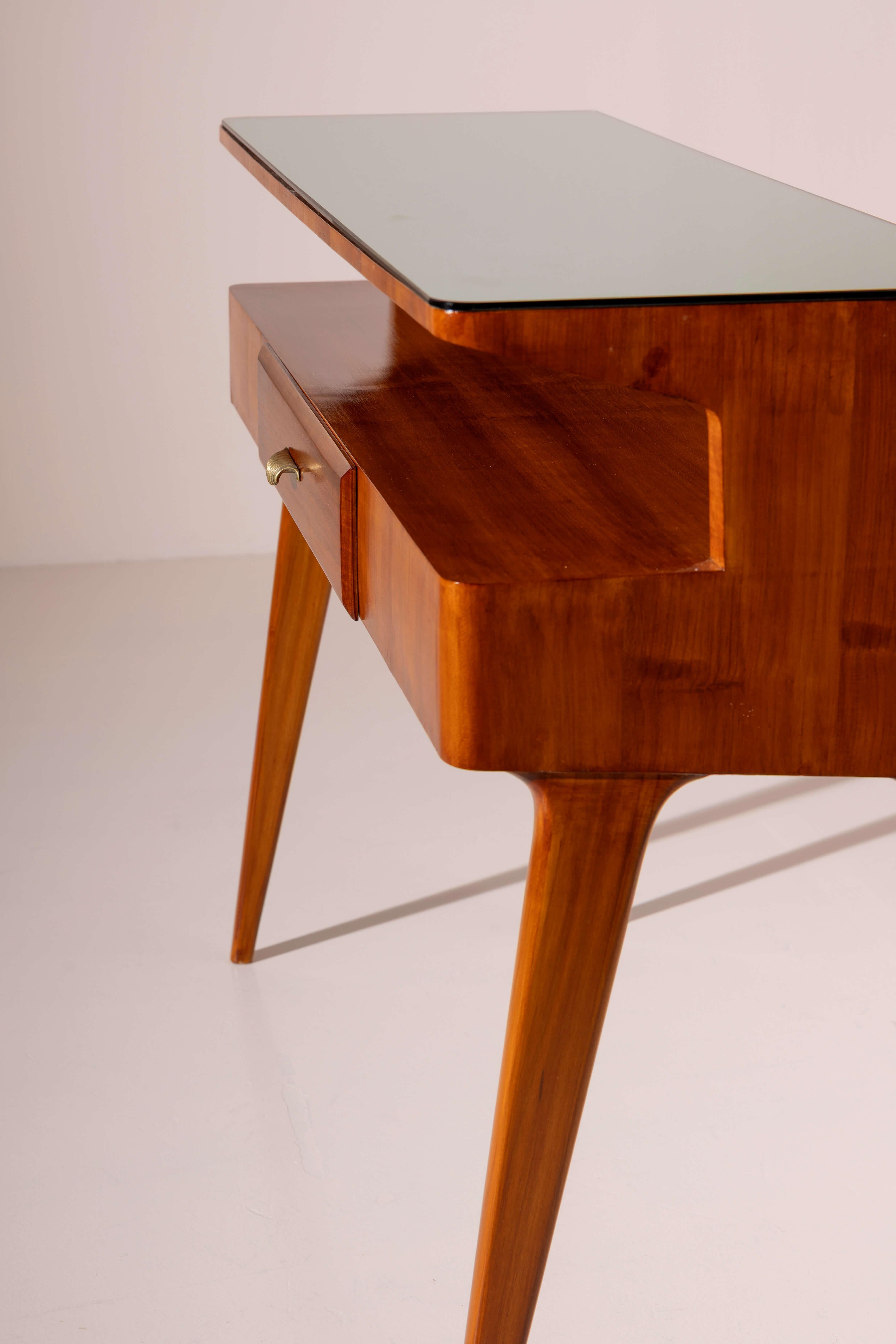Cherrywood console table with drawer and glass top, Italian manufacture, 1950s In Good Condition For Sale In Chiavari, Liguria