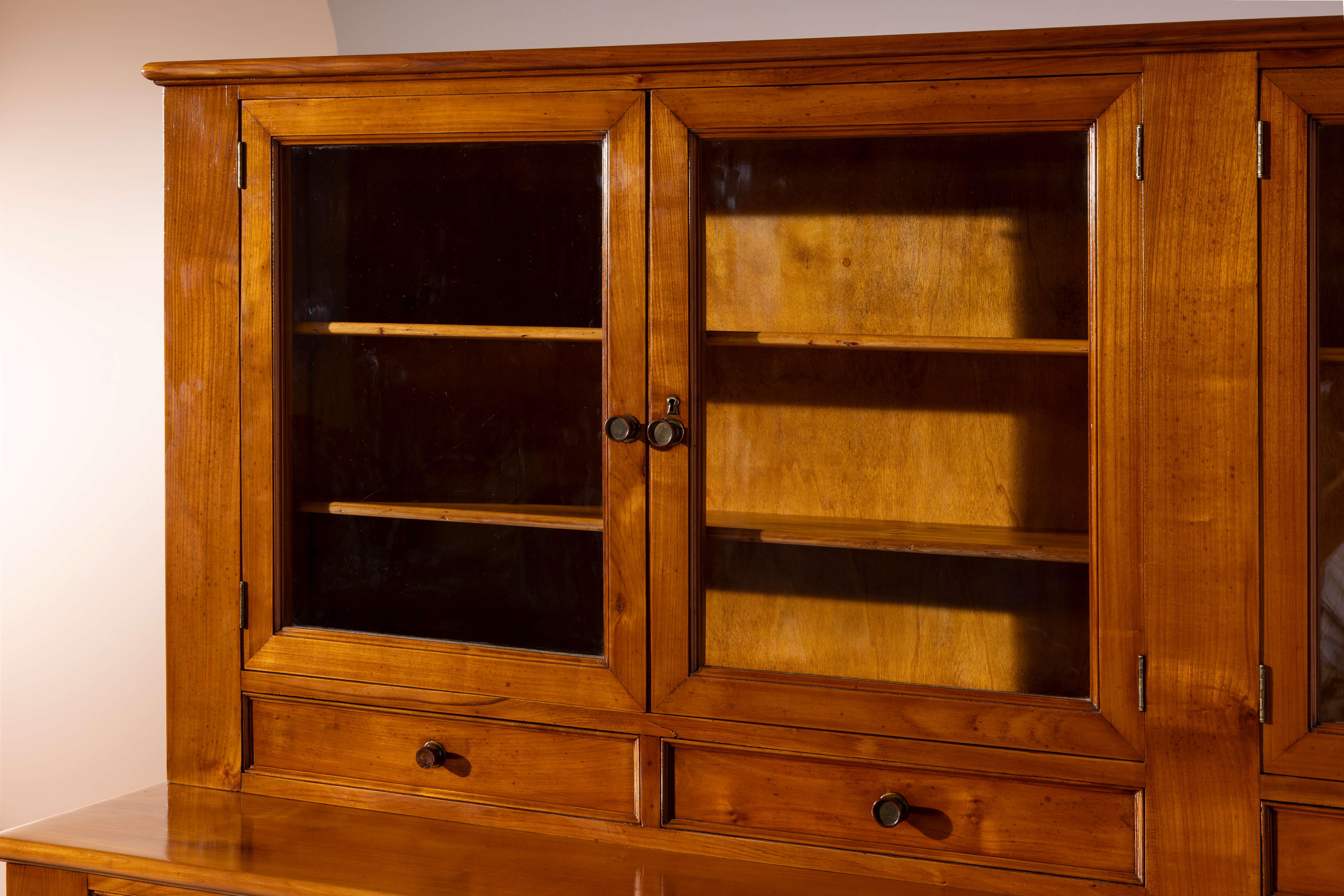 Italiano Credenza in ciliegio con libreria, manifattura Canciani, Chiavari, Italia 1940. in vendita
