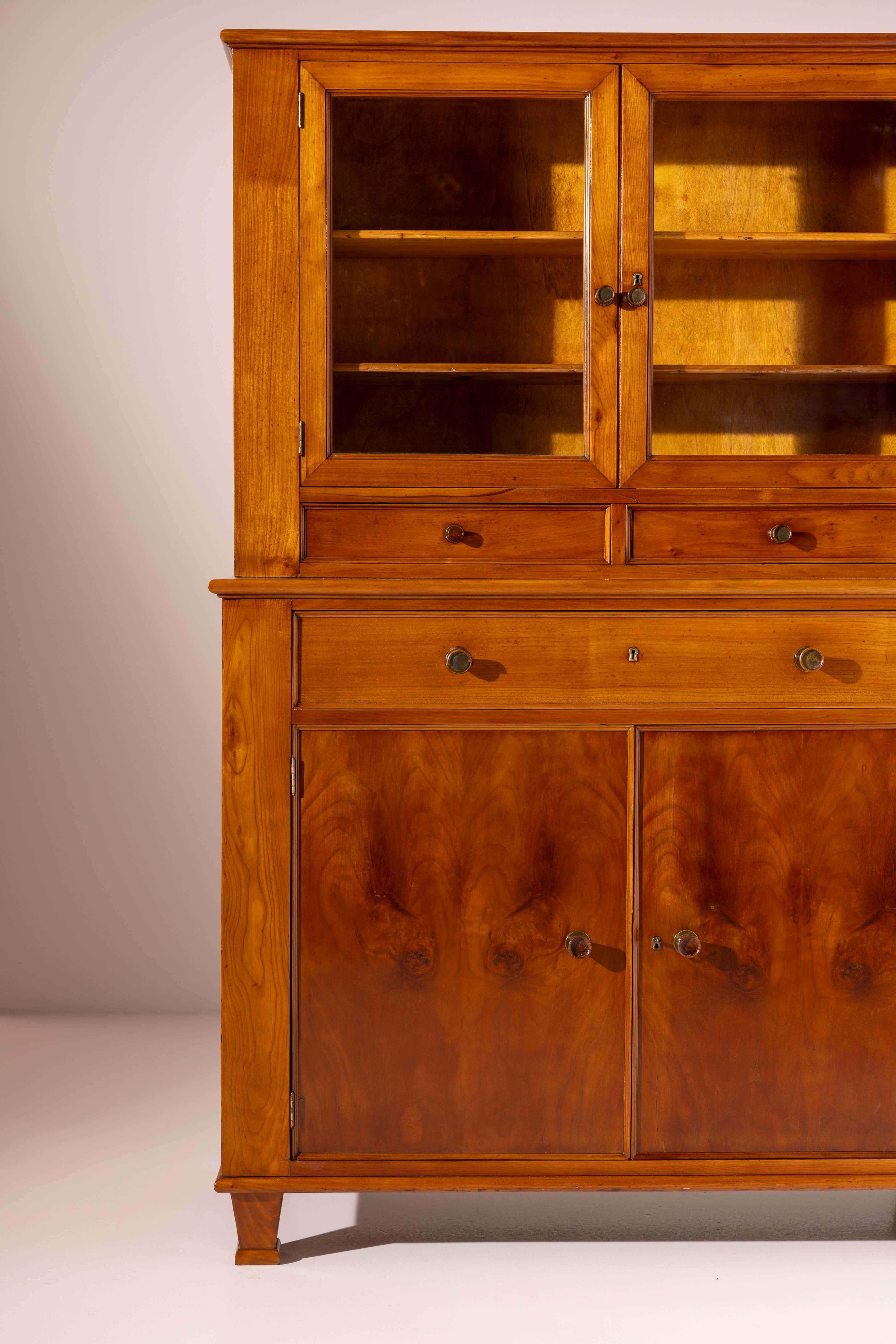Metà XX secolo Credenza in ciliegio con libreria, manifattura Canciani, Chiavari, Italia 1940. in vendita