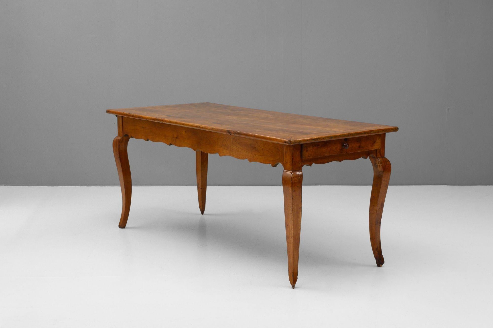 Tavolo da fattoria francese in ciliegio su gambe cabriole. Circa 1880


H. H. 74cm (AH 58cm) x L. 170cm x P. 75cm
