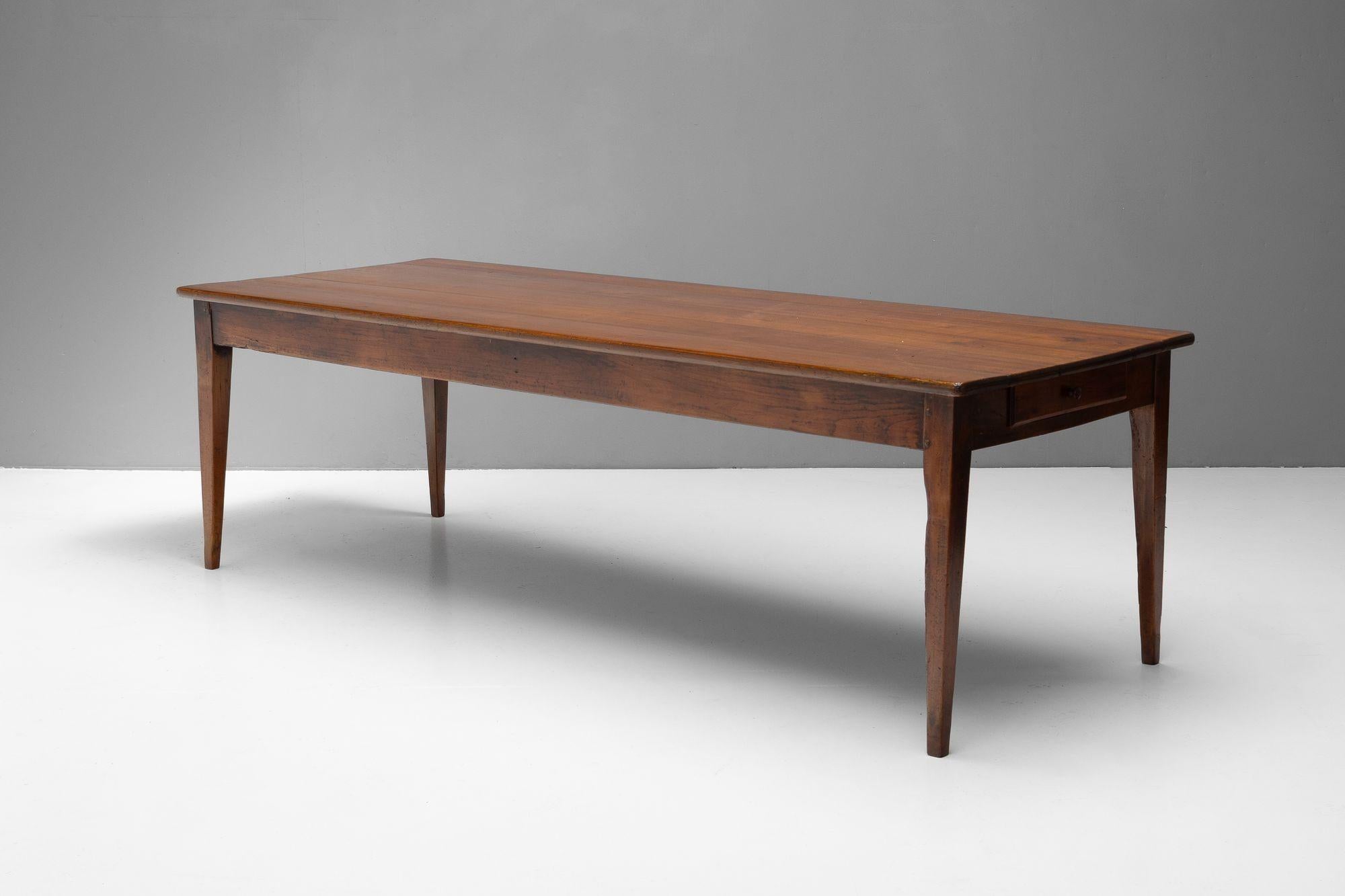 Table de ferme en merisier sur pieds fuselés avec glissière à pain d'origine. France vers 1850.

H 78cm (AH 62cm) x L 251cm x P 93cm (Extension 100cm)

Veuillez nous contacter pour obtenir un devis d'expédition précis.