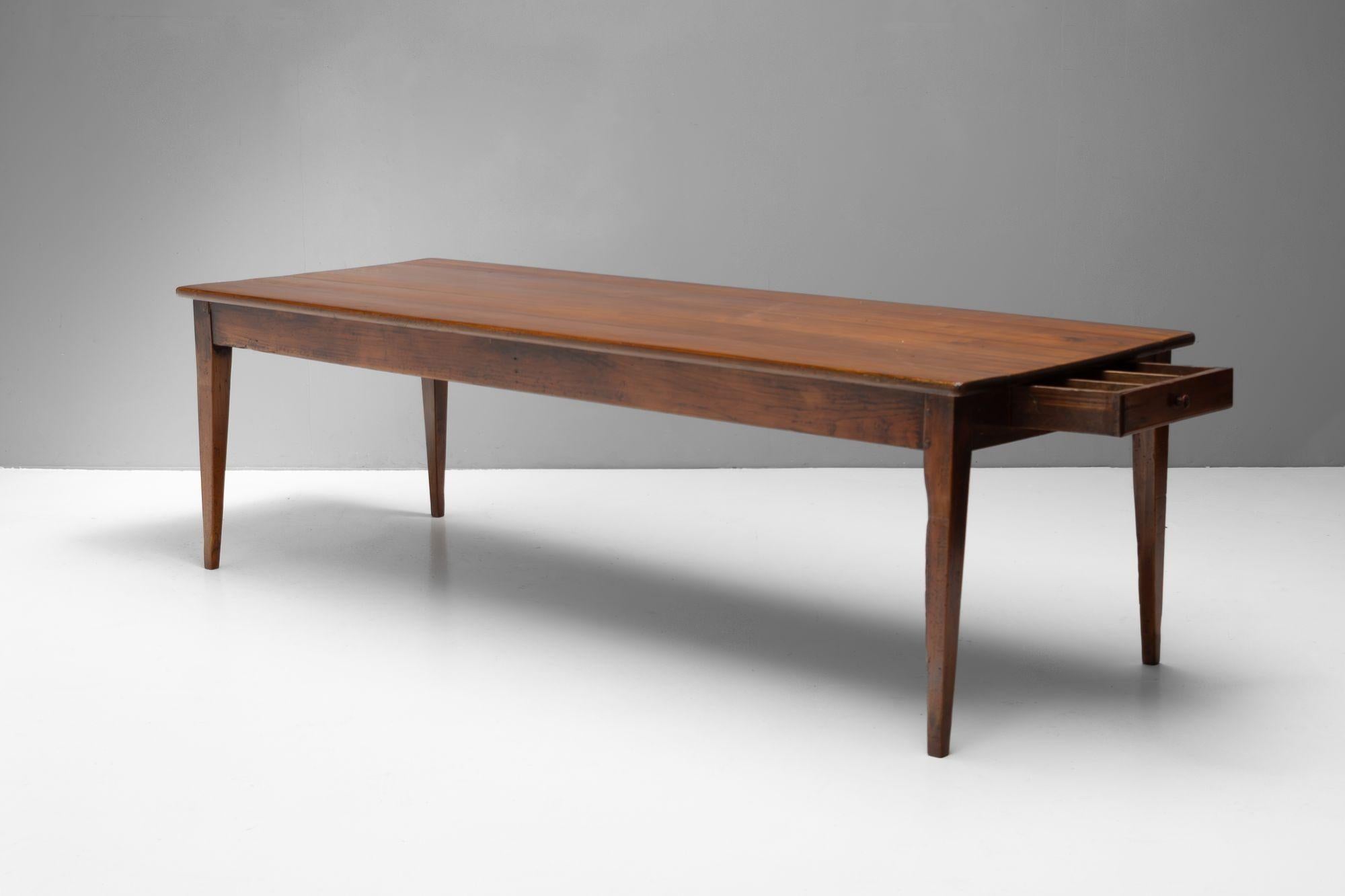 Table de ferme en bois de cerisier Bon état - En vente à London, England