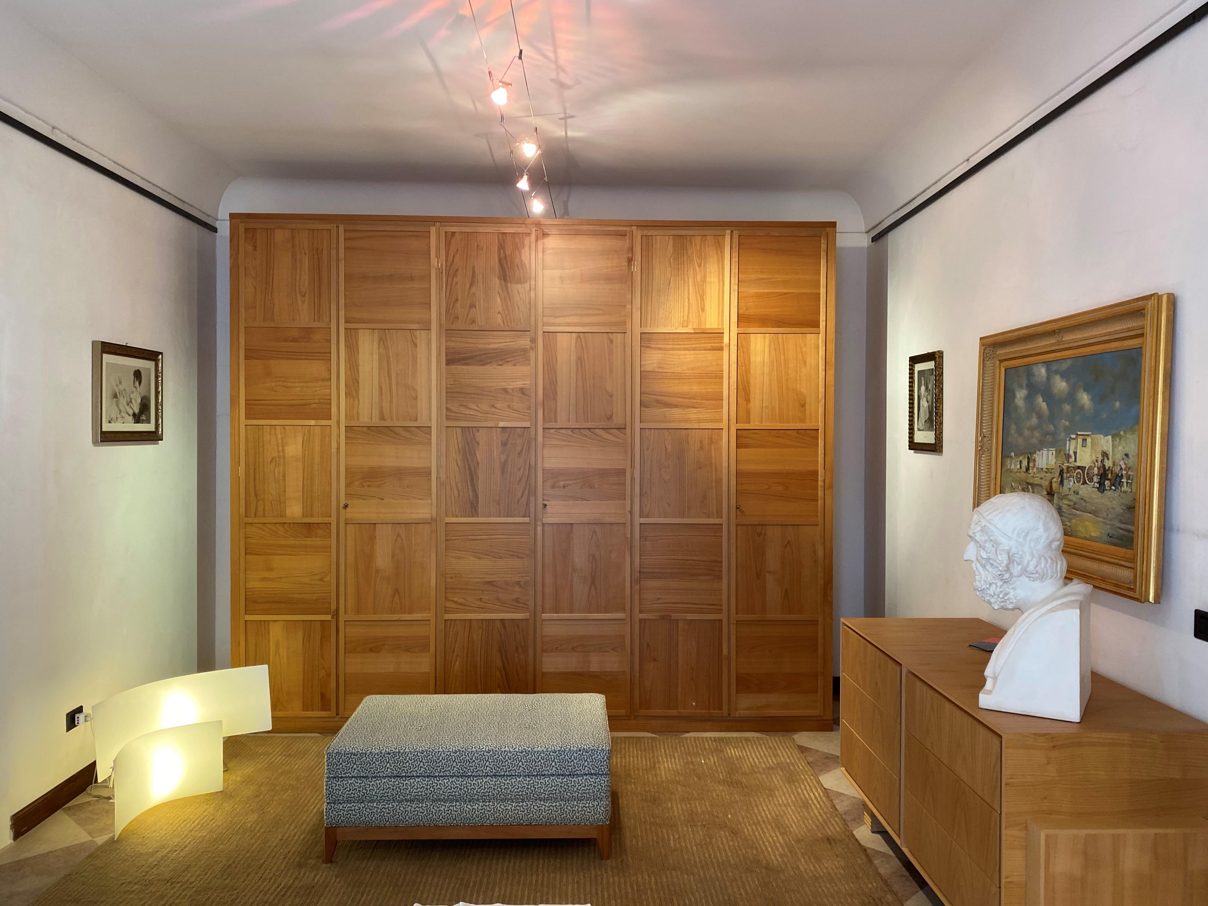 The simple geometric lines, with a crisscross pattern of the panels that highlights the natural grain of the wood, the values of purity and geometry of the decoration, characterize the wardrobes of the Scacchi collection. Discrete wardrobes, where