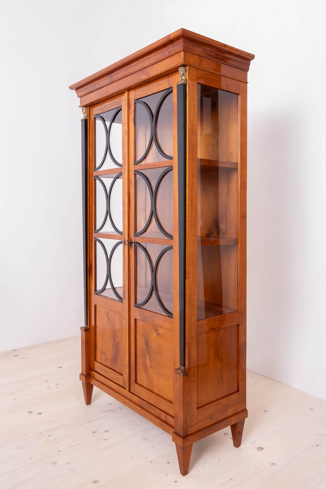 Cherrywood Vitrine, Germany, 19th Century In Good Condition For Sale In Wrocław, Poland