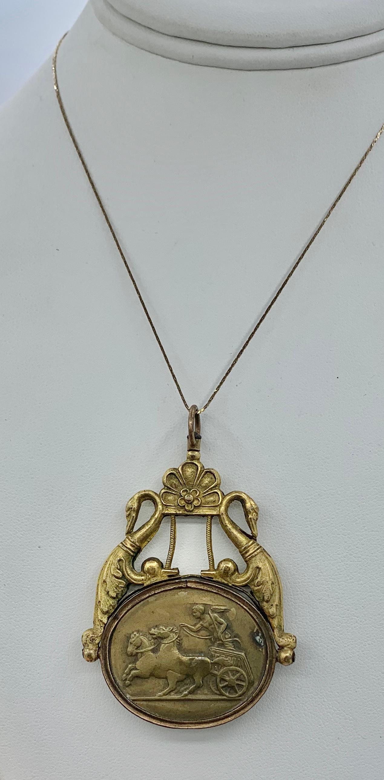 Georgien Chérubin Ange Chevauchant Chariot Pendentif Antique Swan Collier Néoclassique Antique en vente