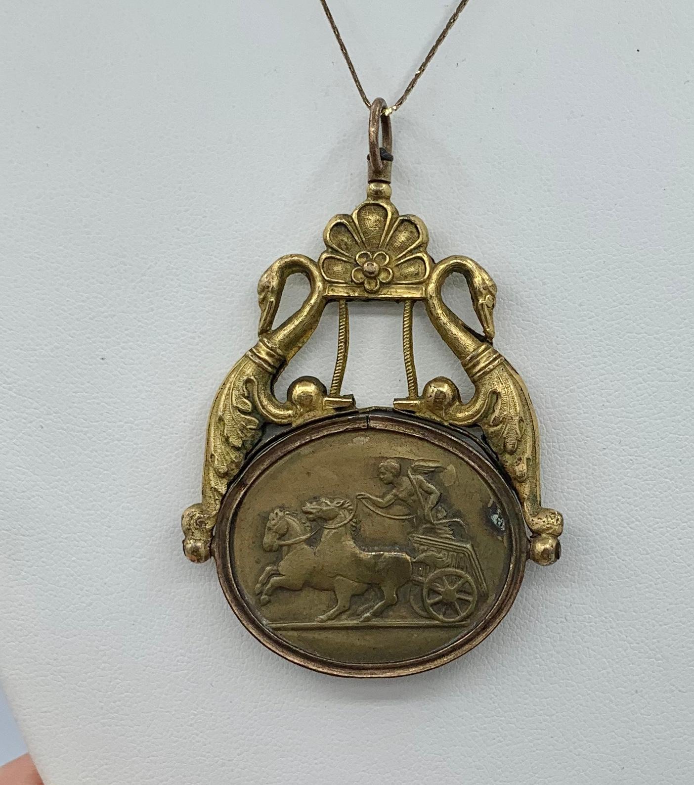 Chérubin Ange Chevauchant Chariot Pendentif Antique Swan Collier Néoclassique Antique Excellent état - En vente à New York, NY