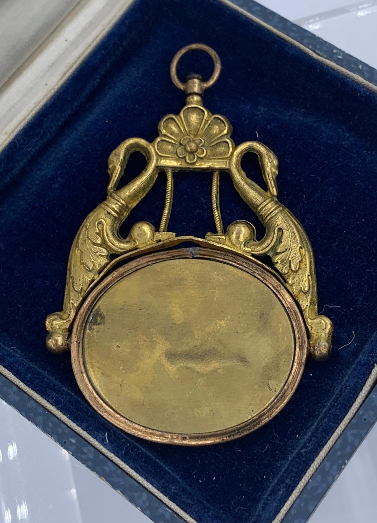 Chérubin Ange Chevauchant Chariot Pendentif Antique Swan Collier Néoclassique Antique en vente 2