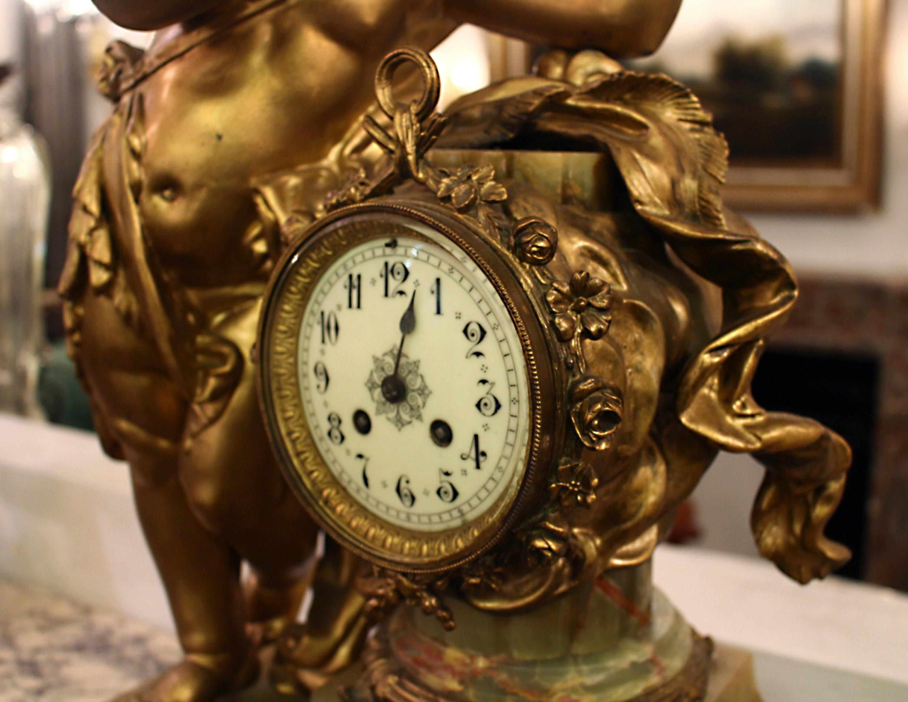 Cherub Bronze Mantel Clock with Onyx Base In Good Condition For Sale In New York, NY
