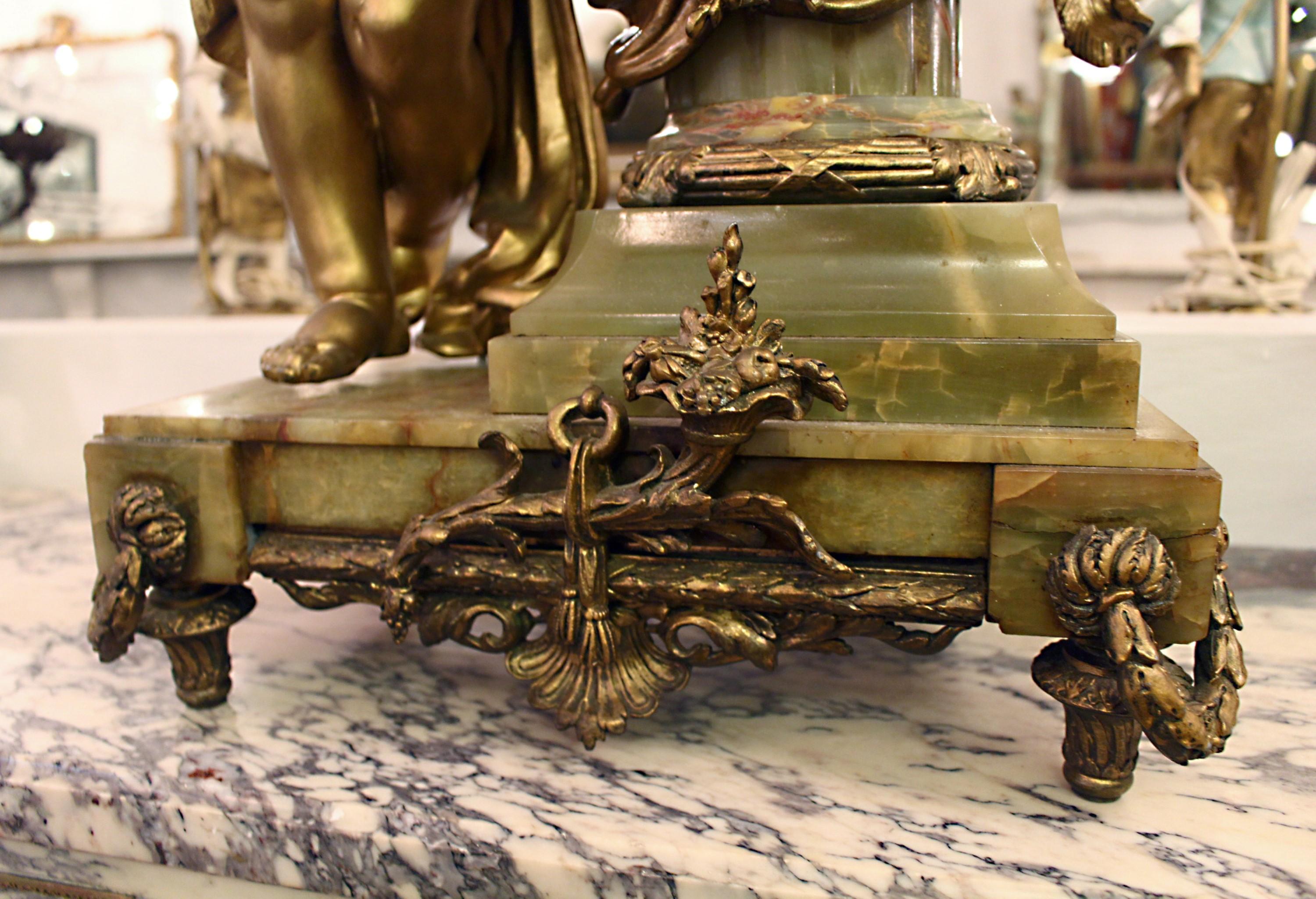 Cherub Bronze-Kaminuhr mit Onyxsockel im Angebot 1