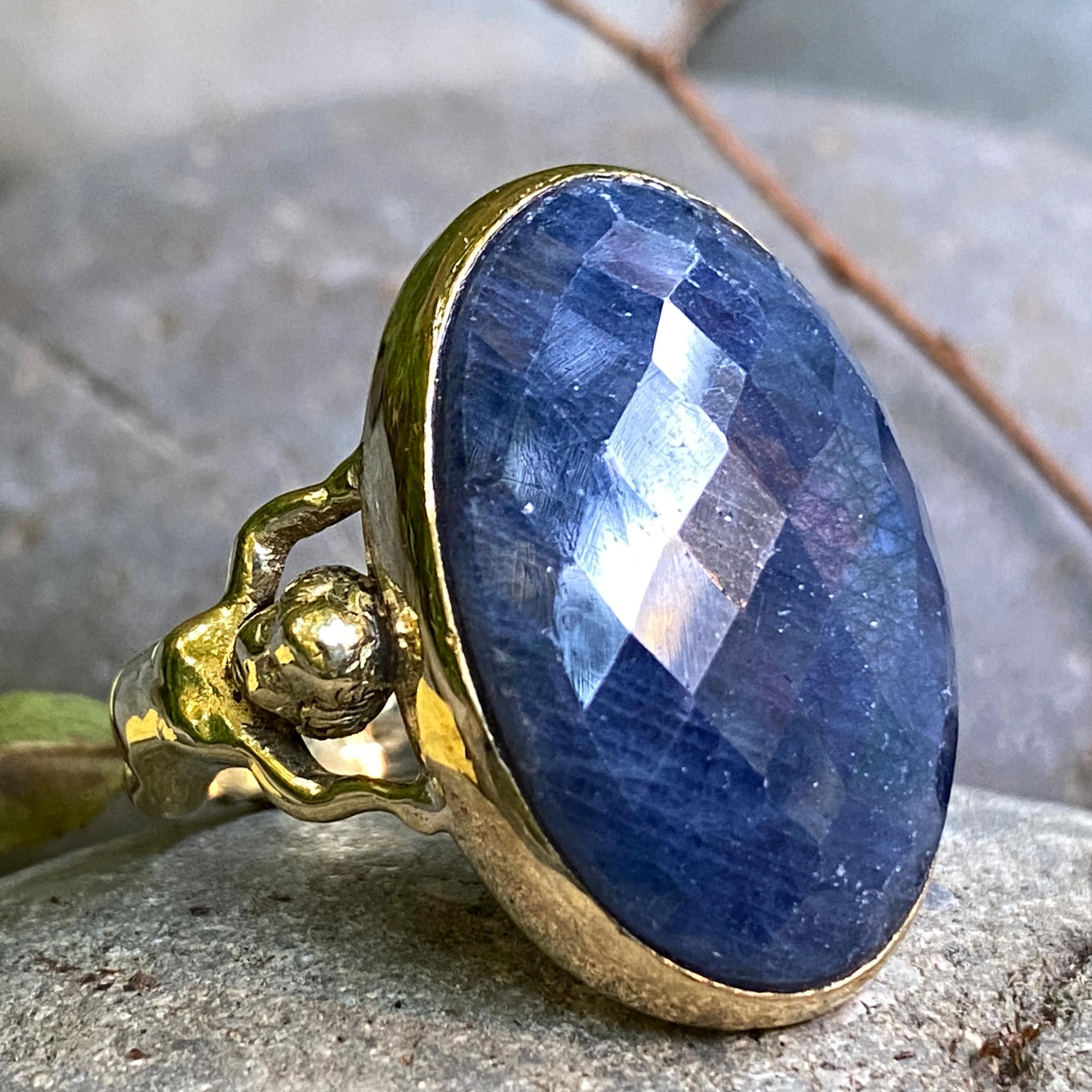 Cherub Figuraler Solitär-Ring mit Saphir im Rosenschliff aus 18 Karat Gelbgold für Damen oder Herren im Angebot