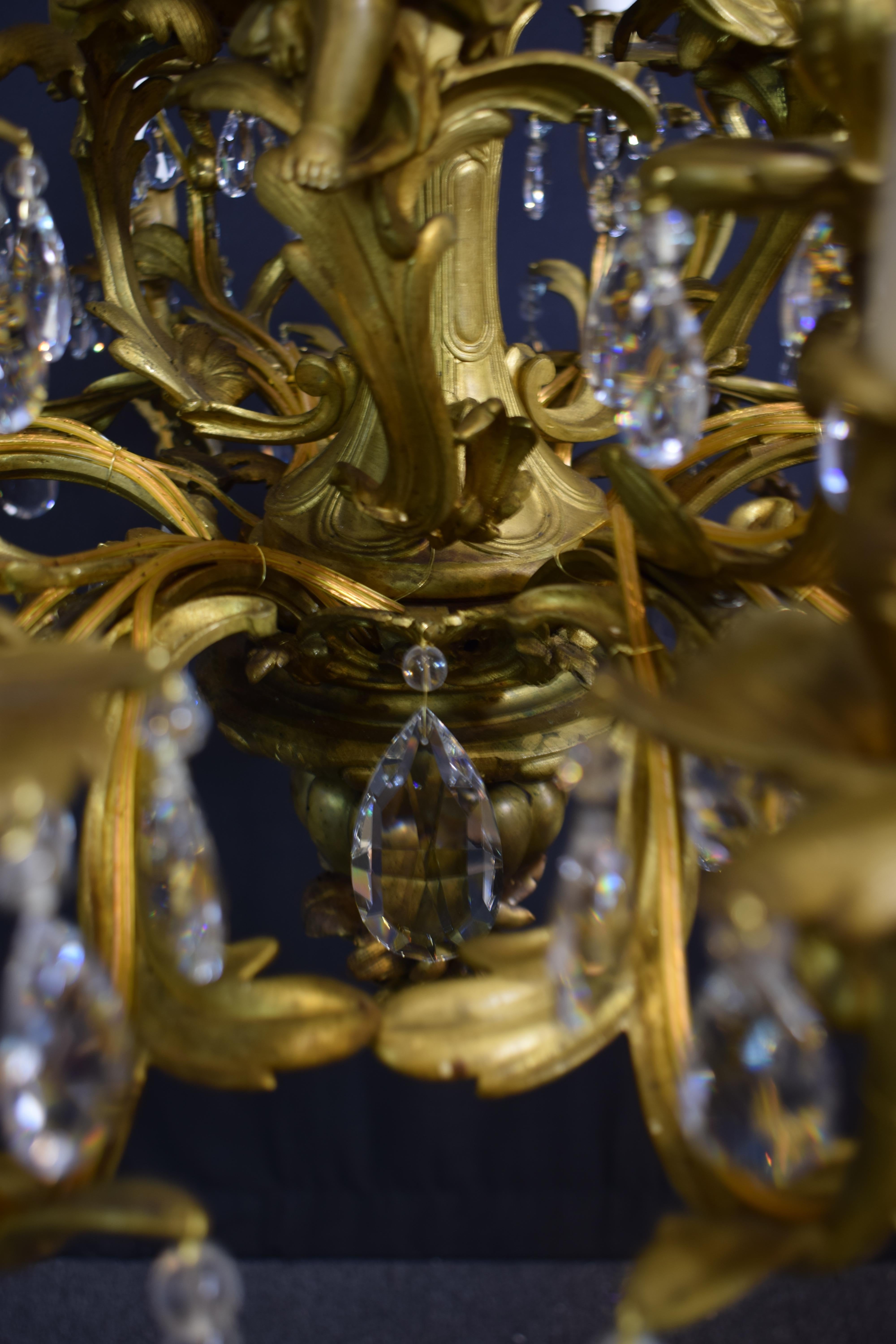 XIX secolo Lampadario Cherub in bronzo dorato in vendita