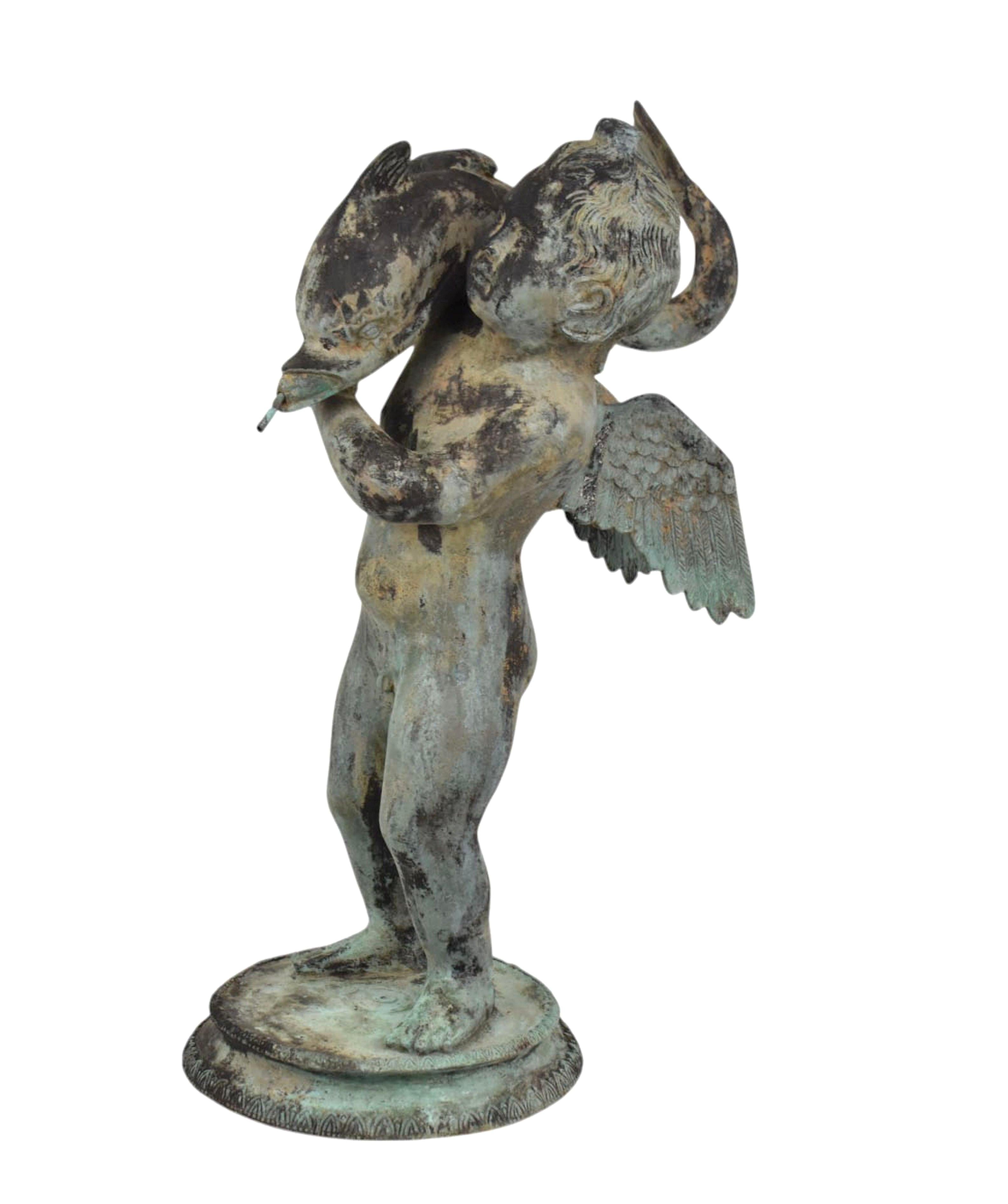 Cherubino che tiene in mano un delfino Fontana di bronzo di Pompei in vendita 3