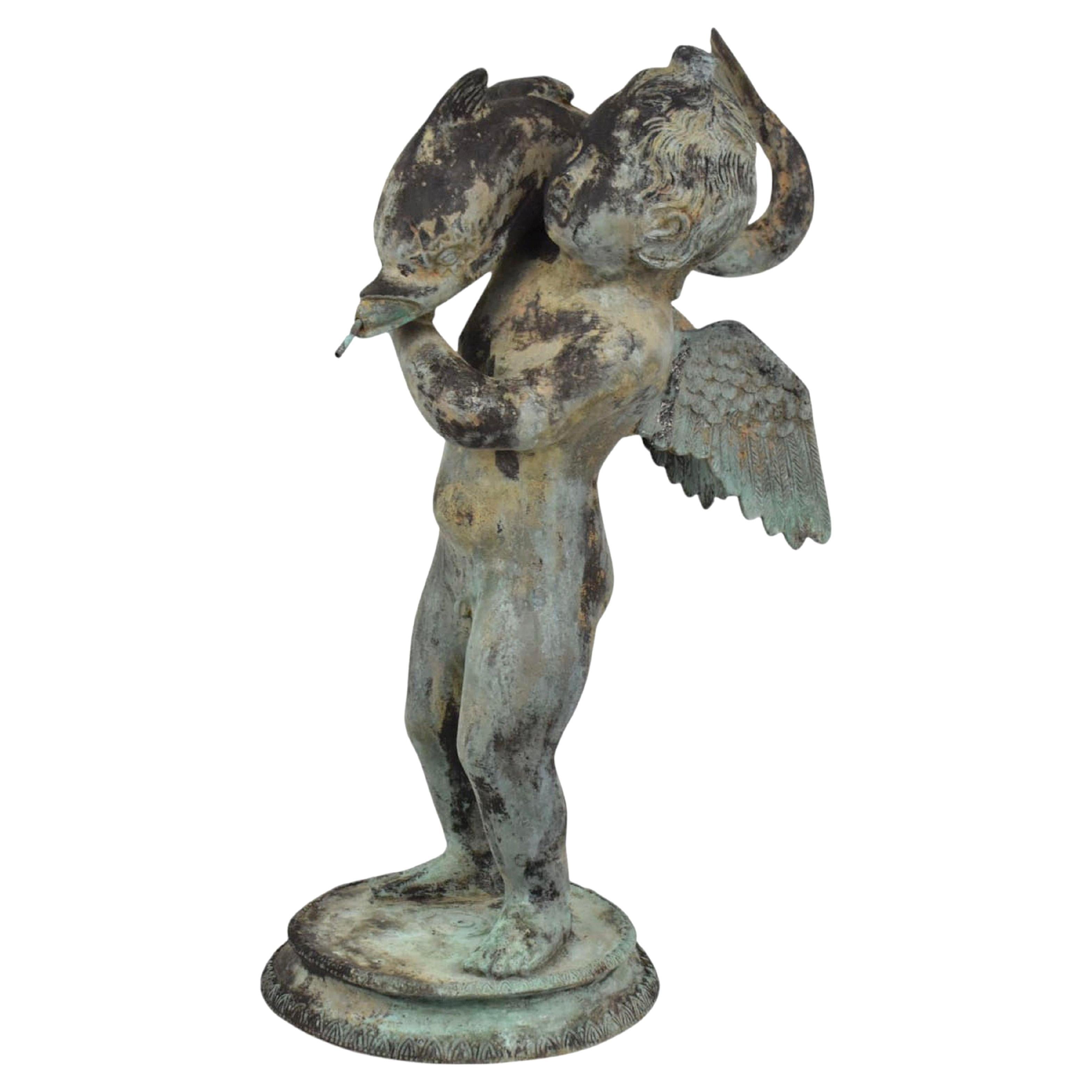 Fontana in bronzo della fine del XIX secolo raffigurante un cherubino che tiene in mano un delfino. Il soggetto del cherubino e del delfino è un motivo classico che simboleggia l'amore e il mare. Questo pezzo finemente fuso cattura un tenero momento