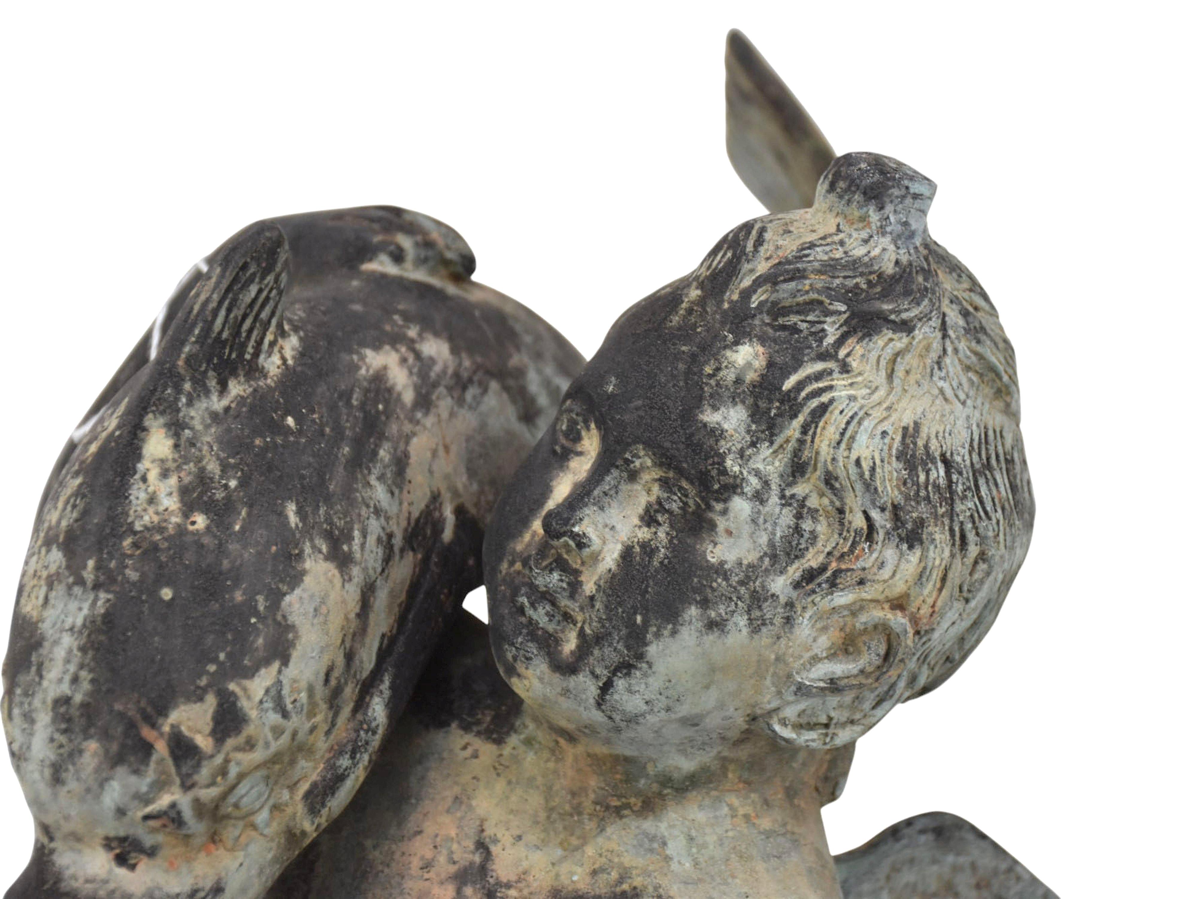 Neoclassico Cherubino che tiene in mano un delfino Fontana di bronzo di Pompei in vendita