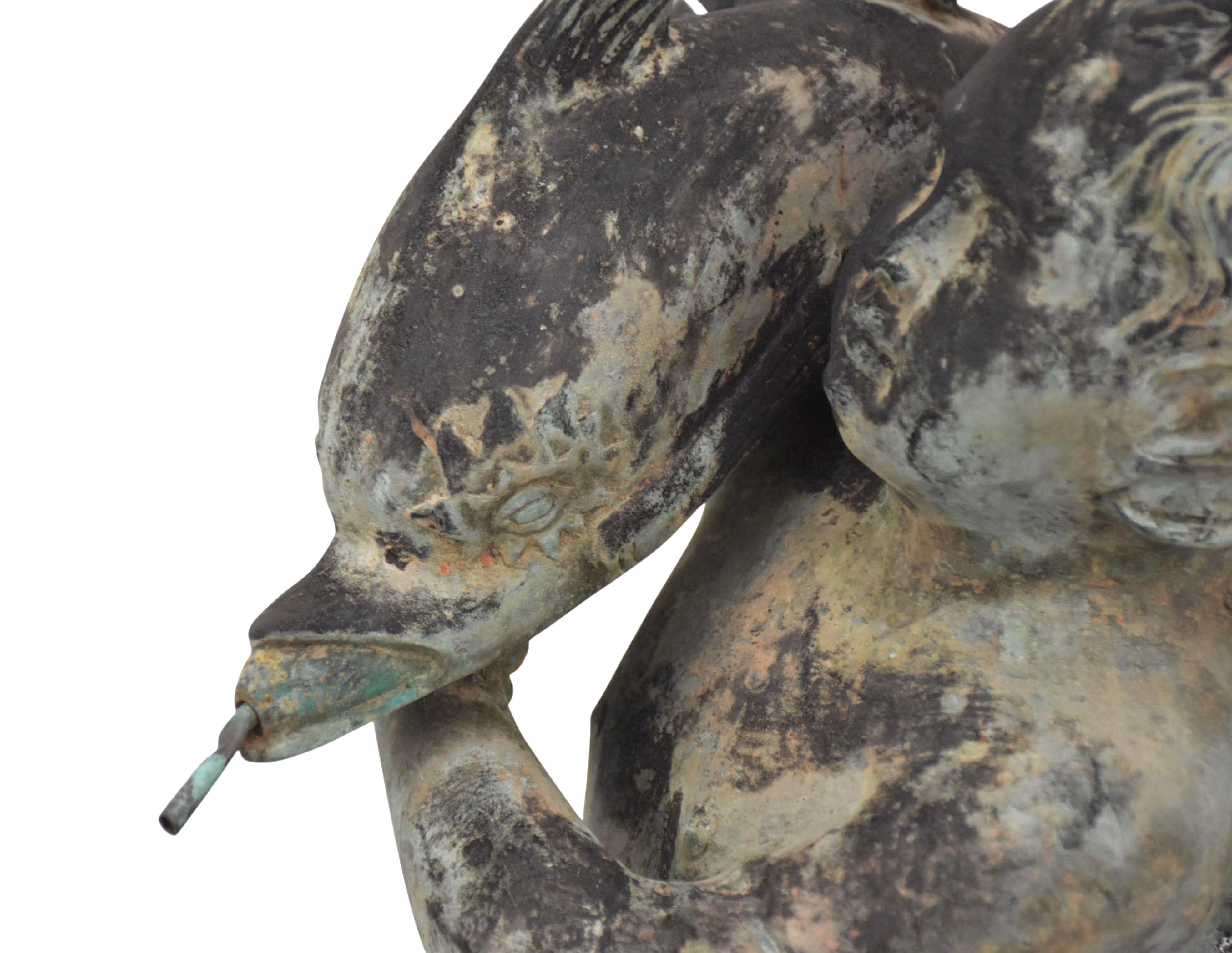 Italiano Cherubino che tiene in mano un delfino Fontana di bronzo di Pompei in vendita