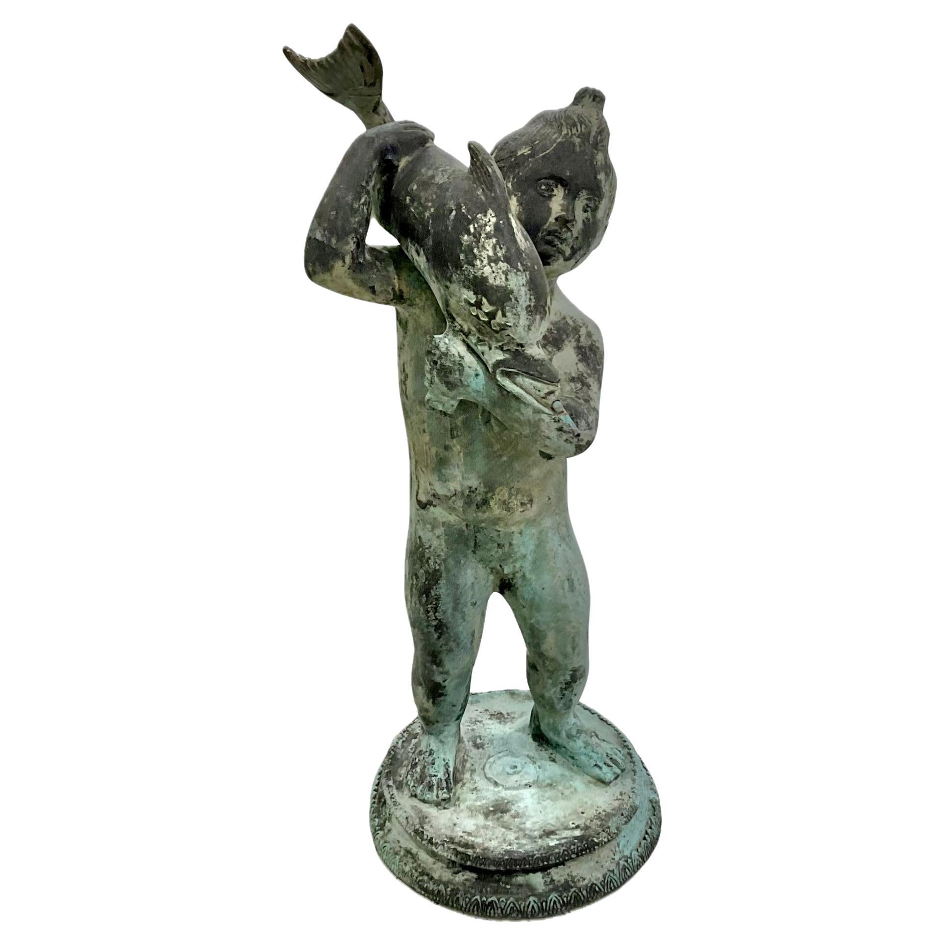 Putte hält einen Delphin Pompeii Bronze-Brunnen
