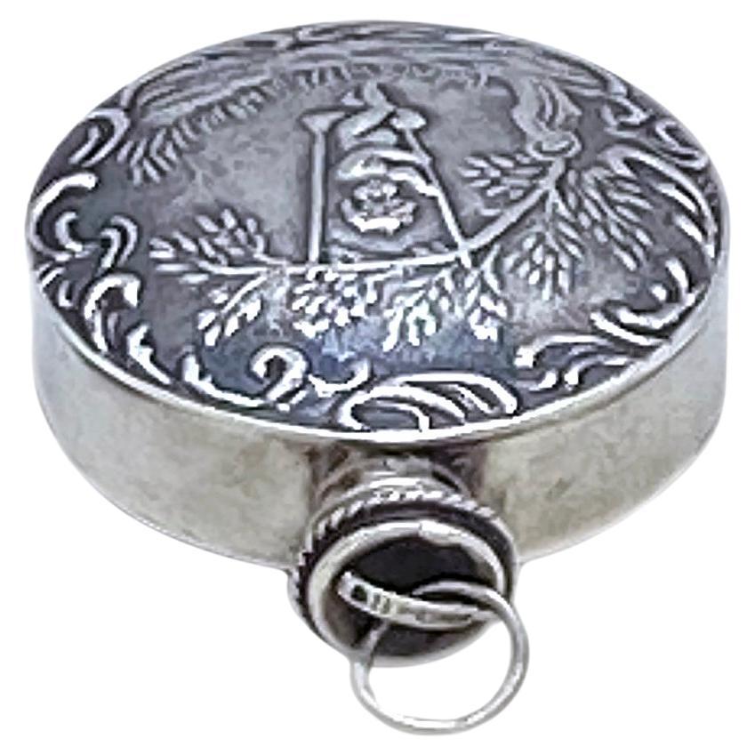 Si tratta di una bottiglia di profumo chatelaine in argento sterling con cherubino. Questa bottiglia di profumo a forma di borraccia ha un tappo a vite ed è contrassegnata dalla scritta Sterling sulla parte superiore. Presenta un cherubino su
