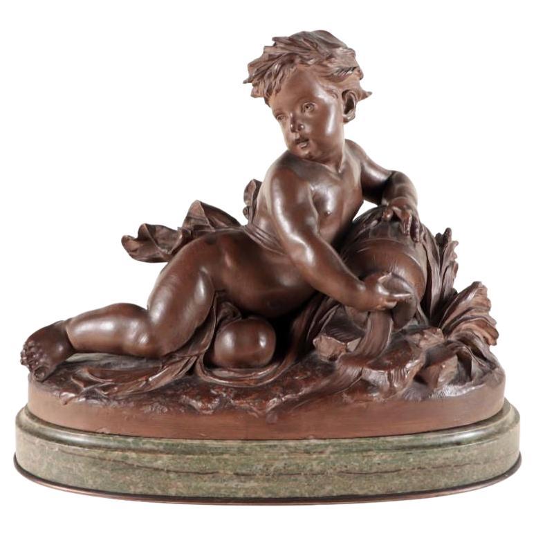 Sculpture de chérubin avec cruche à eau en terre cuite sur base en marbre vert-de-gris