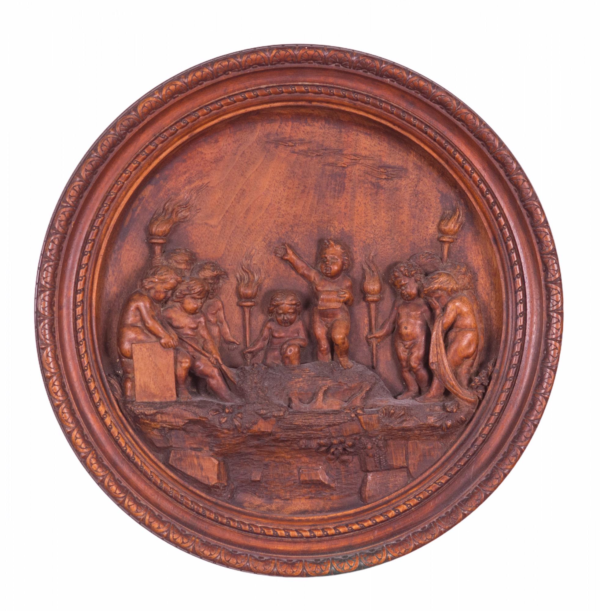 Panneau français en bois sculpté du XVIIIe siècle représentant une scène de chérubins enterrant leur animal de compagnie, exprimant le fait que Dieu se soucie de l'ensemble de la création et que, les animaux de compagnie faisant partie de cette