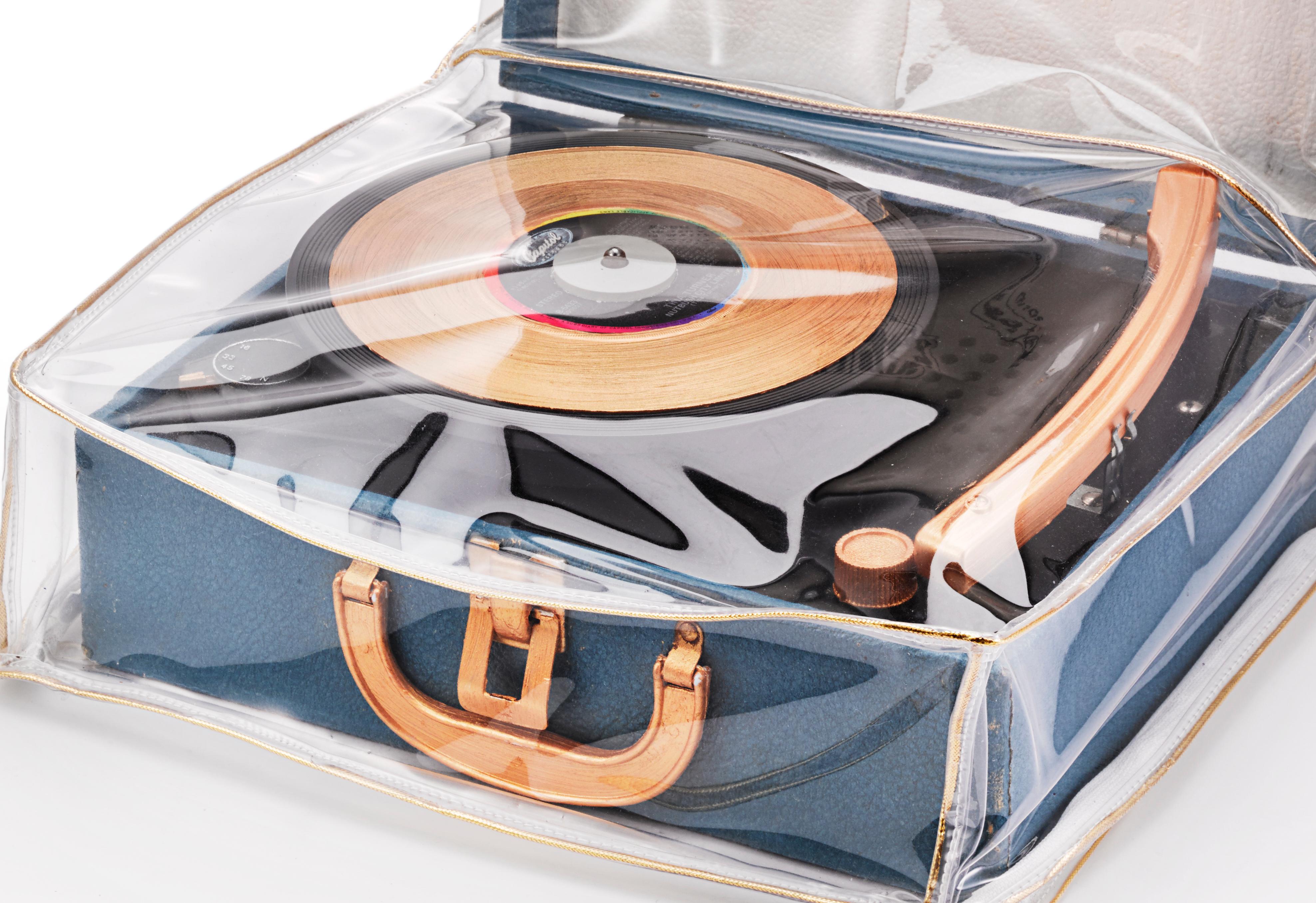 Vintage-Plattenspieler mit maßgefertigtem Vinyl-Slipcover: „ Music To Our Ears“ (Konzeptionell), Mixed Media Art, von Cheryl R Riley