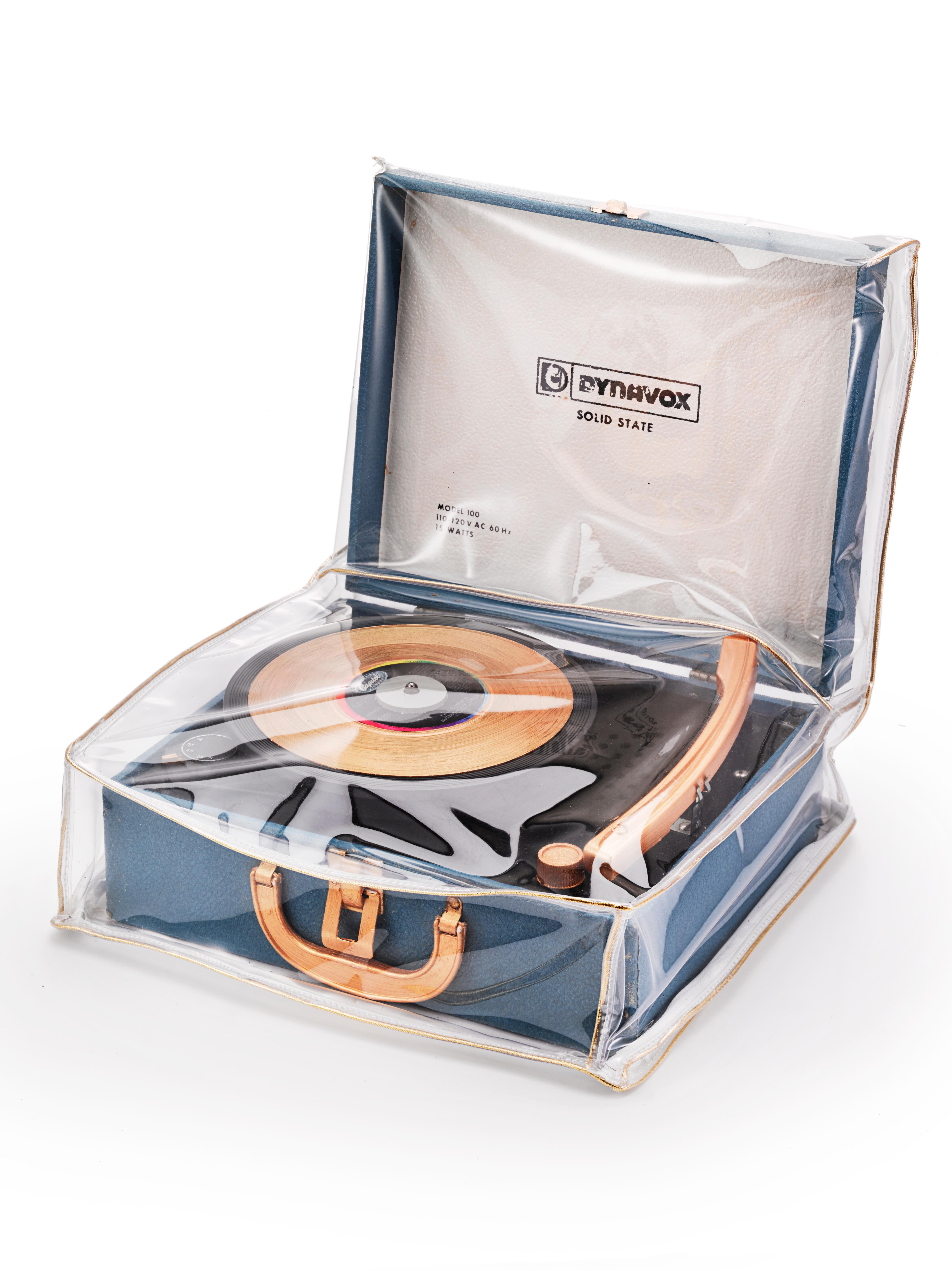 Vintage-Plattenspieler mit maßgefertigtem Vinyl-Slipcover: „ Music To Our Ears“