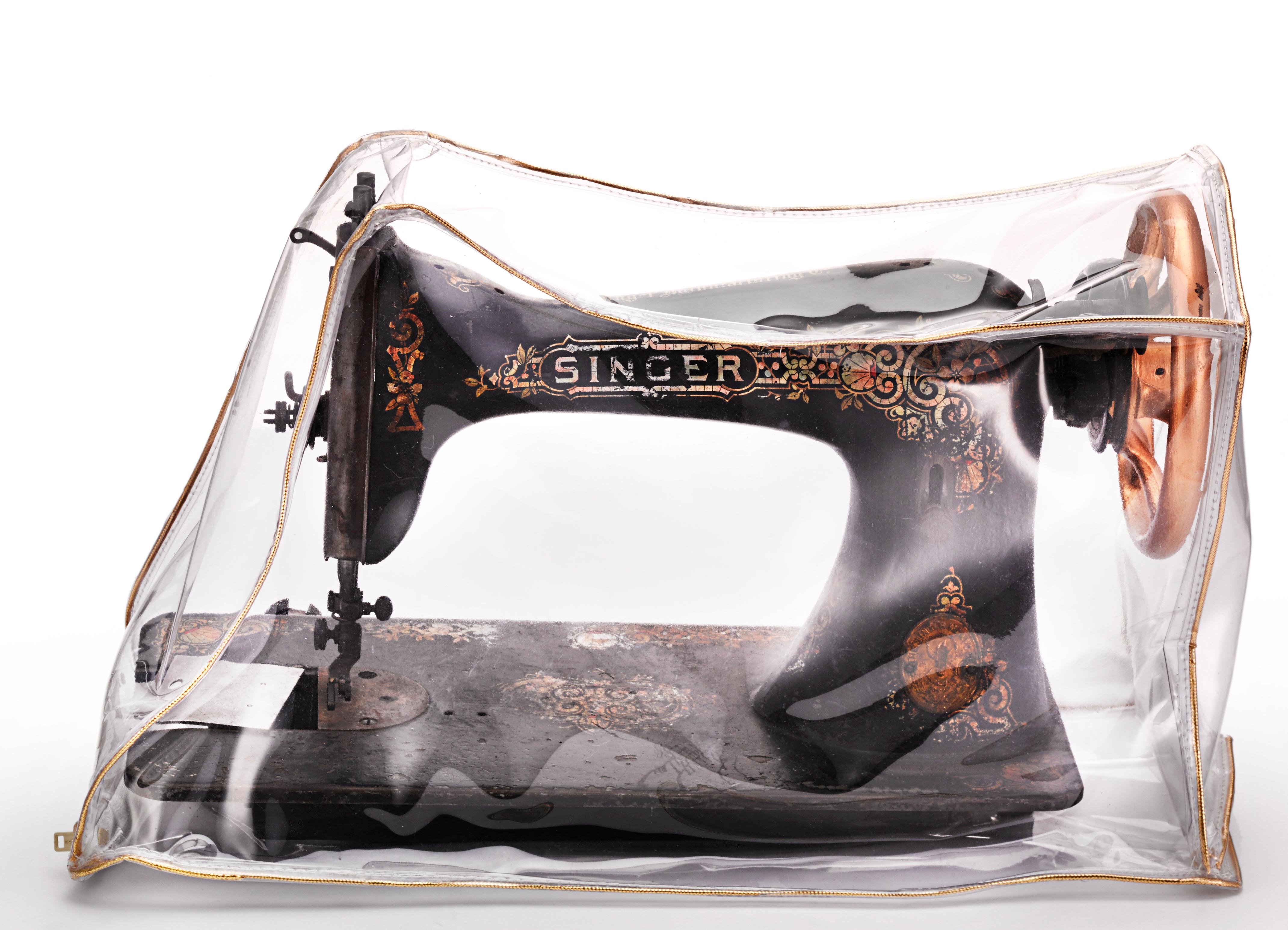 Vintage Singer- Nähmaschine in maßgefertigtem Vinyl-Sesselbezug: „Making it Couture“ – Sculpture von Cheryl R Riley